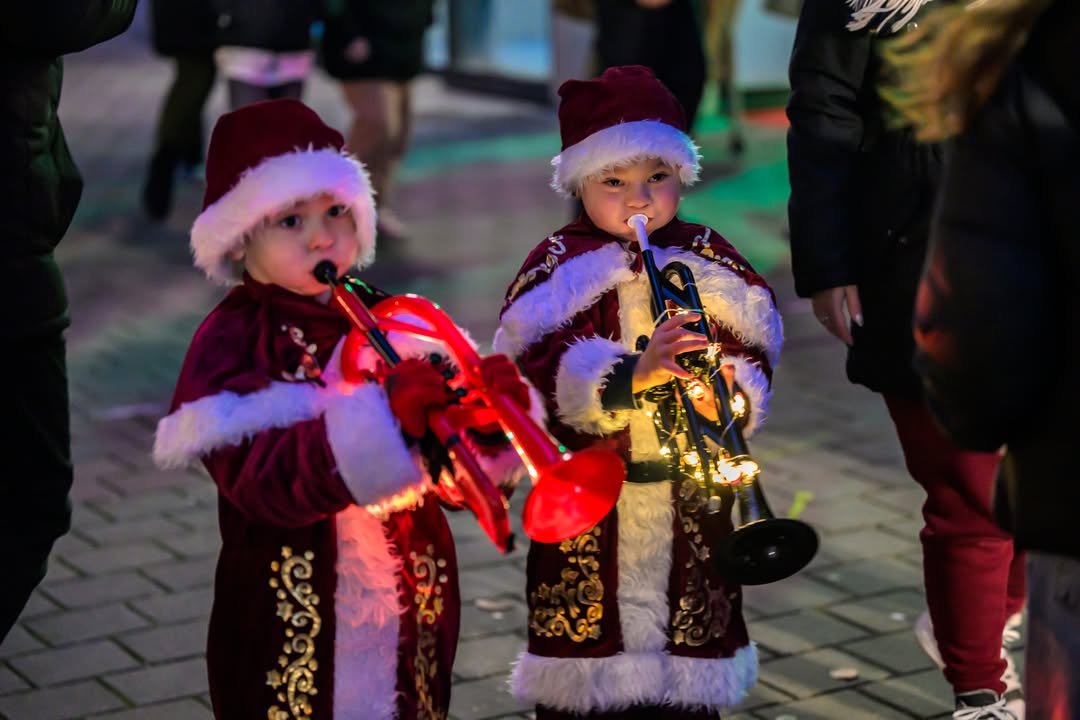 [RETOUR EN 📸] sur la parade Saint-Nicolas qui s’est déroulée dimanche 8 décembre à Valenciennes ! Un mois magique ✨