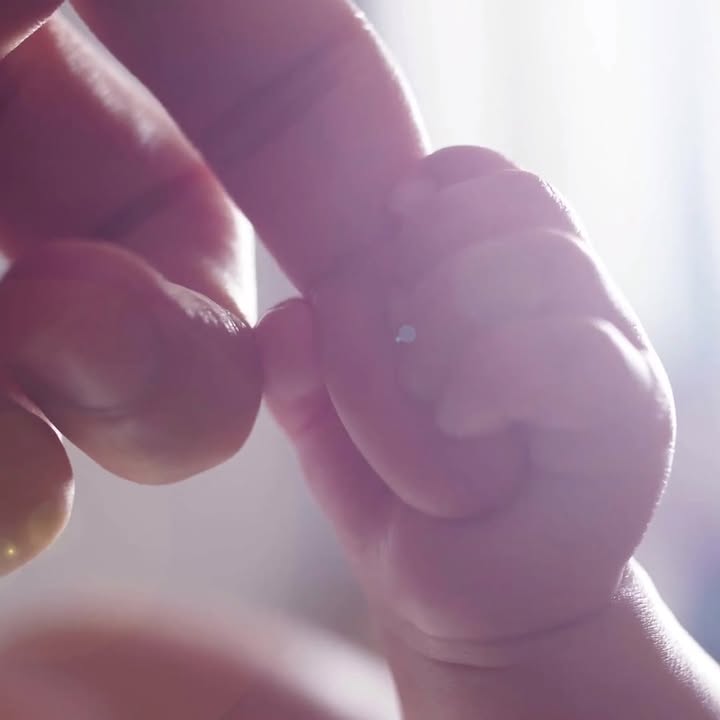 👶🍼 𝗟𝗲𝘀 𝗯𝗲́𝗯𝗲́𝘀 𝗱𝗲 𝟮𝟬𝟮𝟰 𝗮̀ 𝗩𝗮𝗹𝗲𝗻𝗰𝗶𝗲𝗻𝗻𝗲𝘀 : 𝘂𝗻 𝗱𝗲́𝗯𝘂𝘁 𝗱’𝗮𝗻𝗻𝗲́𝗲 𝗽𝗿𝗼𝗺𝗲𝘁𝘁𝗲𝘂𝗿 ! 🍼👶
Après vous avoir présenté les premiers bébés nés cette année, faisons un zoom sur les prénoms les plus populaires à Valenciennes !

🍼 En 2024, 3208 naissances ont été enregistrées à Valenciennes, dont :
👉1618 petits garçons
👉1590 petites filles

𝙇𝙚𝙨 𝙥𝙧𝙚́𝙣𝙤𝙢𝙨 𝙚𝙣 𝙫𝙤𝙜𝙪𝙚 𝙘𝙚𝙩𝙩𝙚 𝙖𝙣𝙣𝙚́𝙚 ? Ambre et Raphaël occupent les premières places du classement, suivis de près par Romy, Arthur et Marceau.