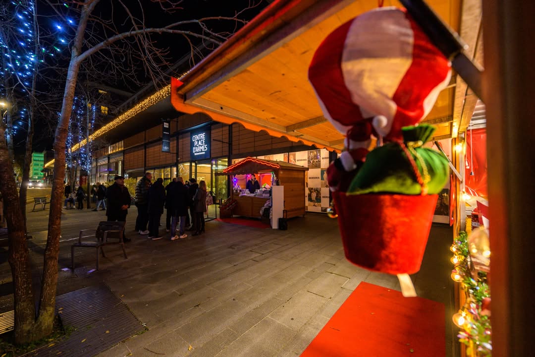[🎅 PLACE À NOËL 🎅] Le Village de Noël continue de briller square des Wantiers qui se transforme en un véritable lieu magique pour les fêtes ! 
✨ Venez découvrir deux chalets remplis de cadeaux mode et de produits artisanaux uniques. 🎁🌟 Ils vous attendent de 11h à 19h.
✨ Une occasion idéale de dénicher des trésors pour vos proches. 🎅