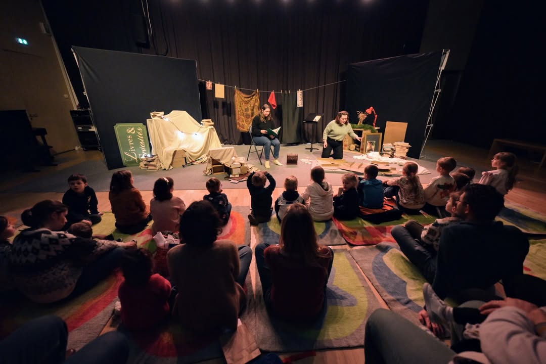 [RETOUR EN 📸] sur les Nuits de la lecture au Centre Culturel L’Odyssée Valenciennes et à la Médiathèque Simone Veil – Valenciennes. 
Cette 9ème édition, placée sous le signe du patrimoine, vous a permis de vivre des moments inoubliables, comme la découverte des archives de la médiathèque à la lumière tamisée d’une lampe de poche ! 🔦📚