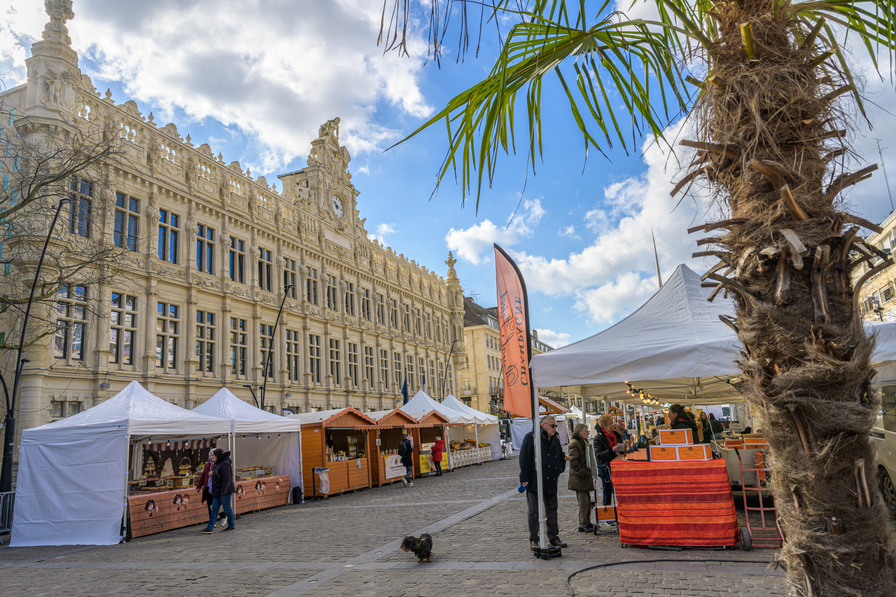 Le week-end dernier, le Marché des Saveurs a enchanté les gourmands avec des produits locaux et artisanaux. Fromages, charcuteries, épices exotiques et pâtisseries maison : un régal pour tous les goûts ! 🌟 

Retrouvez toutes les photos sur 👉https://www.facebook.com/villedeValenciennes

#MarchéDesSaveurs #GastronomieLocale
#valenciennestourismeetcongres #valenciennesmetropole #touslesvalenciennoisici #tlvi #nordpasdecalais #hdf_en_photos #hautsdefrance #departement59 #monnordenor #igersvalenciennes #Nord #hautsdefrance #nordmylove