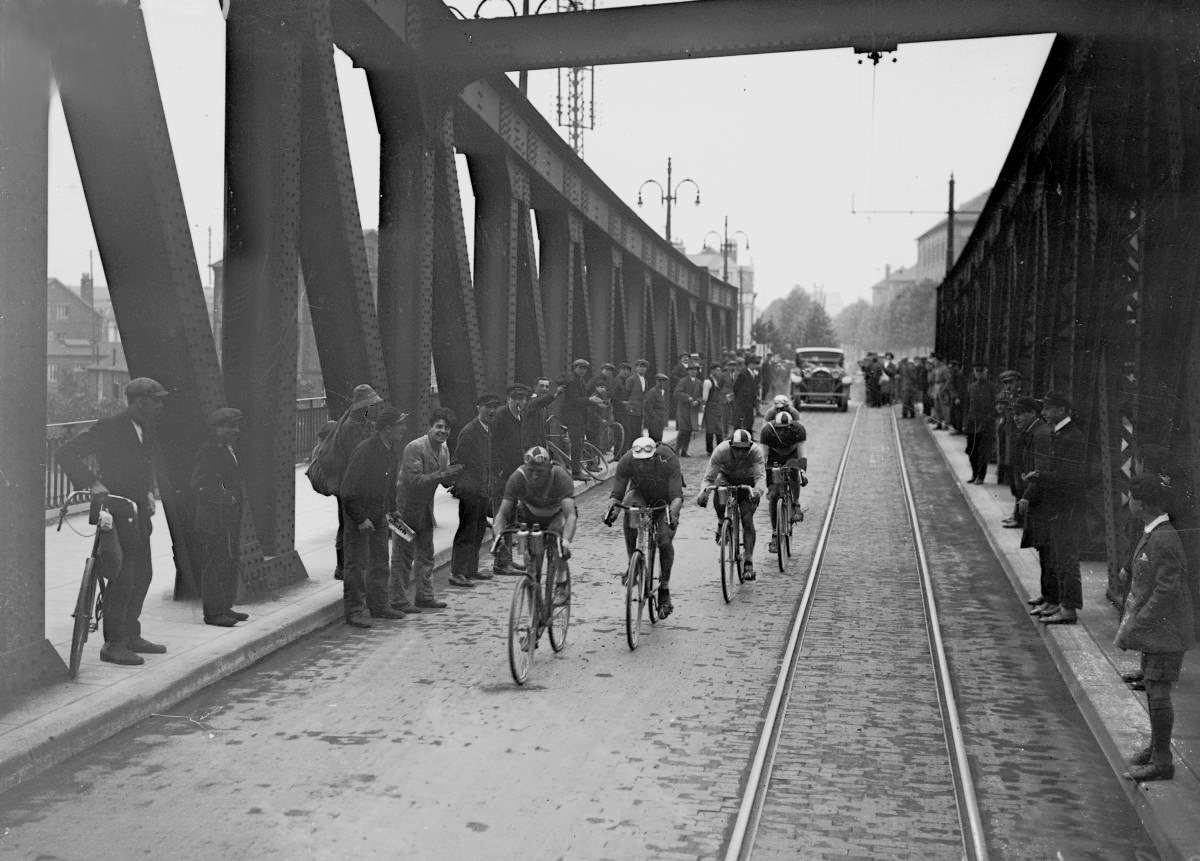 🚴🌟 Plongez dans l’histoire légendaire du Tour de France ! 🌟🚴

La ville de Valenciennes vous invite à une exposition exceptionnelle dédiée à l’Histoire du Tour de France, au cœur de la Place d’Armes. 
Revivez les moments marquants de cette compétition mythique et découvrez les liens uniques entre le Tour et notre belle ville. 🏆💛 

📅 A partir du 2 avril 

#TourDeFrance #Valenciennes #PlaceDArmes #CyclismeLégendaire #valenciennesTDF2025 #maillotjaune 🚴✨