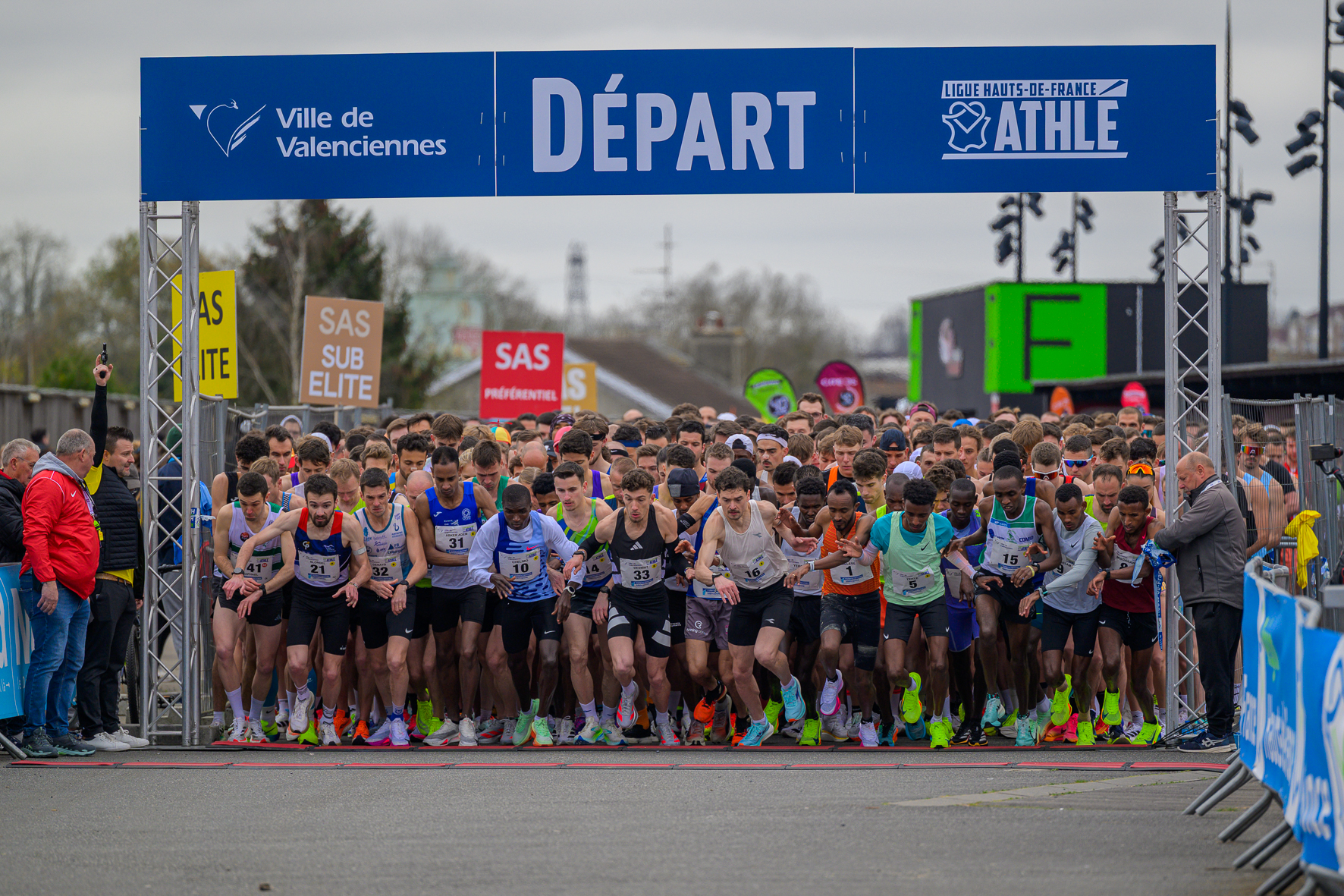 Retour en images sur les Foulées Valenciennoises 2025 🏃‍♂️🏃‍♀️🙌 📸

Un événement sportif mémorable qui a rassemblé 11 000 participants dans une ambiance incroyable !

🌟 Des sourires, des défis relevés, et des moments inoubliables capturés sur les parcours de 5 km et 10 km. 

🏅 Merci à tous les coureurs et spectateurs pour avoir fait de cette journée un succès retentissant ! 

#FouléesValenciennoises2025 #CourseÀPied #Valenciennes #SportEtPassion #valenciennestourismeetcongres #valenciennesmetropole #touslesvalenciennoisici #tlvi #nordpasdecalais #hdf_en_photos #hautsdefrance #departement59 #monnordenor #igersvalenciennes #Nord #hautsdefrance #nordmylove