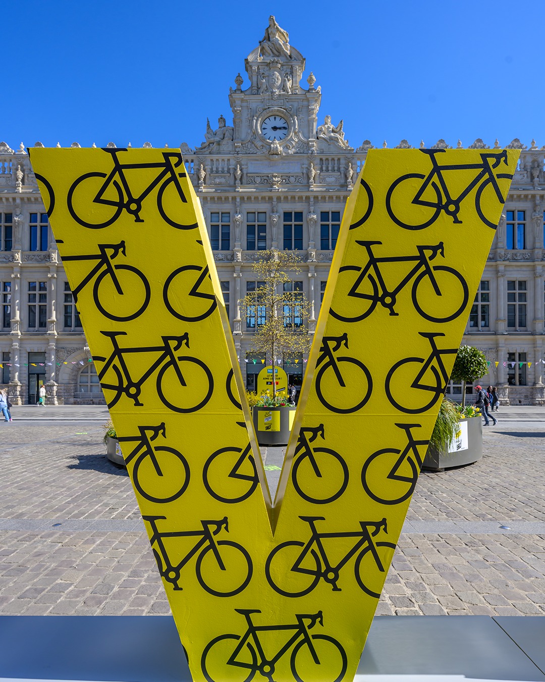 Valenciennes voit la vie en jaune, et ça nous va bien ! 🌟💛🚴‍♂️

#mavilleenjaune #tdf2025 #valenciennesTDF2025 
#TourDeFrance #Valenciennes #CyclismeLégendaire  #maillotjaune #TourDeFrance2025 #PassionCyclisme #valenciennesmetropole #valenciennestourismeetcongres