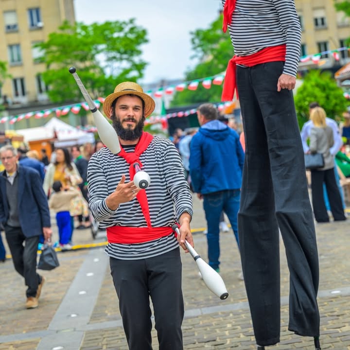 𝙈𝙖𝙢𝙖𝙢𝙞𝙖, c’est le jour J à Valenciennes ! L’événement « Place à l’Italie » démarre aujourd’hui !
Ambiance chaleureuse, saveurs italiennes et bonne humeur vous attendent sur la place d’Armes ☀️

𝗔𝘂 𝗽𝗿𝗼𝗴𝗿𝗮𝗺𝗺𝗲 𝗱𝗲̀𝘀 𝗮𝘂𝗷𝗼𝘂𝗿𝗱’𝗵𝘂𝗶 16h : 
😋 Dégustation et vente de produits Made in Italy avec vos artisans, producteurs et restaurateurs préférés
🔸 Expo de voitures italiennes sur la place
🔸 Expo « Ciao Tutti ! Les petites Italies du Valenciennois – salle d’exposition de l’hôtel de ville
🎶 Animations musicales tout au long du week-end !

👉 𝗩𝗲𝗻𝗲𝘇 𝗰𝗲́𝗹𝗲́𝗯𝗿𝗲𝗿 𝗹’𝗜𝘁𝗮𝗹𝗶𝗲 𝗮̀ 𝗩𝗮𝗹𝗲𝗻𝗰𝗶𝗲𝗻𝗻𝗲𝘀 ! Un événement pour toute la famille, à ne pas manquer 💃
ℹ 𝗟𝗶𝗲𝗻 𝗱𝗲 𝗹’𝗲́𝘃𝗲́𝗻𝗲́𝗺𝗲𝗻𝘁 : https://fb.me/e/5v6AipHUD

𝗖𝗶𝗮𝗼 𝗮 𝘁𝘂𝘁𝘁𝗶, 𝗲𝘁 𝗯𝘂𝗼𝗻 𝗱𝗶𝘃𝗲𝗿𝘁𝗶𝗺𝗲𝗻𝘁𝗼 ! 🎉

#placealitalie  #valenciennes  #dolcevita #gastronomieitalienne  #animations