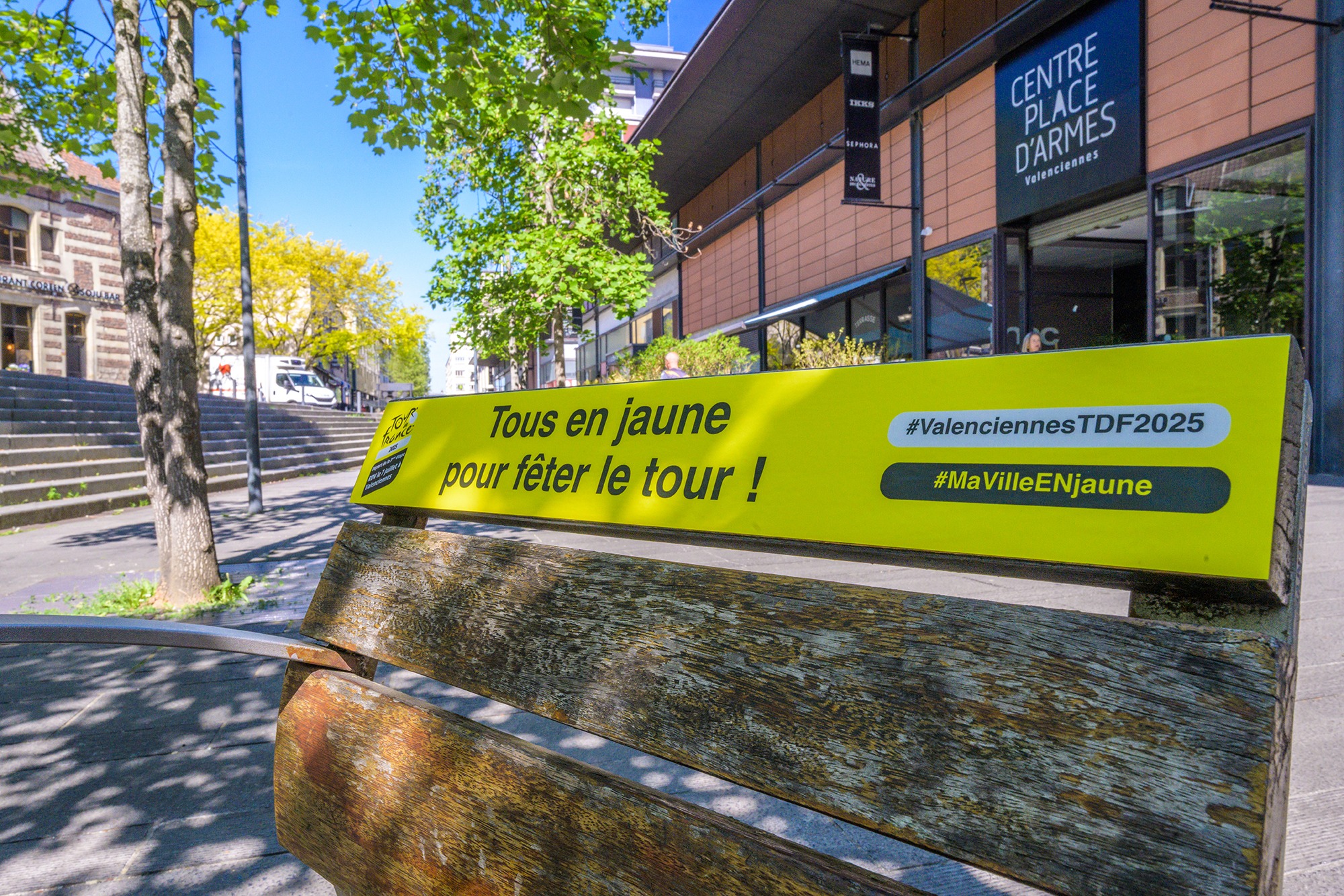 💛 Du jaune partout, l’esprit du Tour rayonne ! 

#mavilleenjaune #tdf2025 #valenciennesTDF2025 
#TourDeFrance #Valenciennes #CyclismeLégendaire  #maillotjaune #TourDeFrance2025 #PassionCyclisme #valenciennesmetropole #valenciennestourismeetcongres