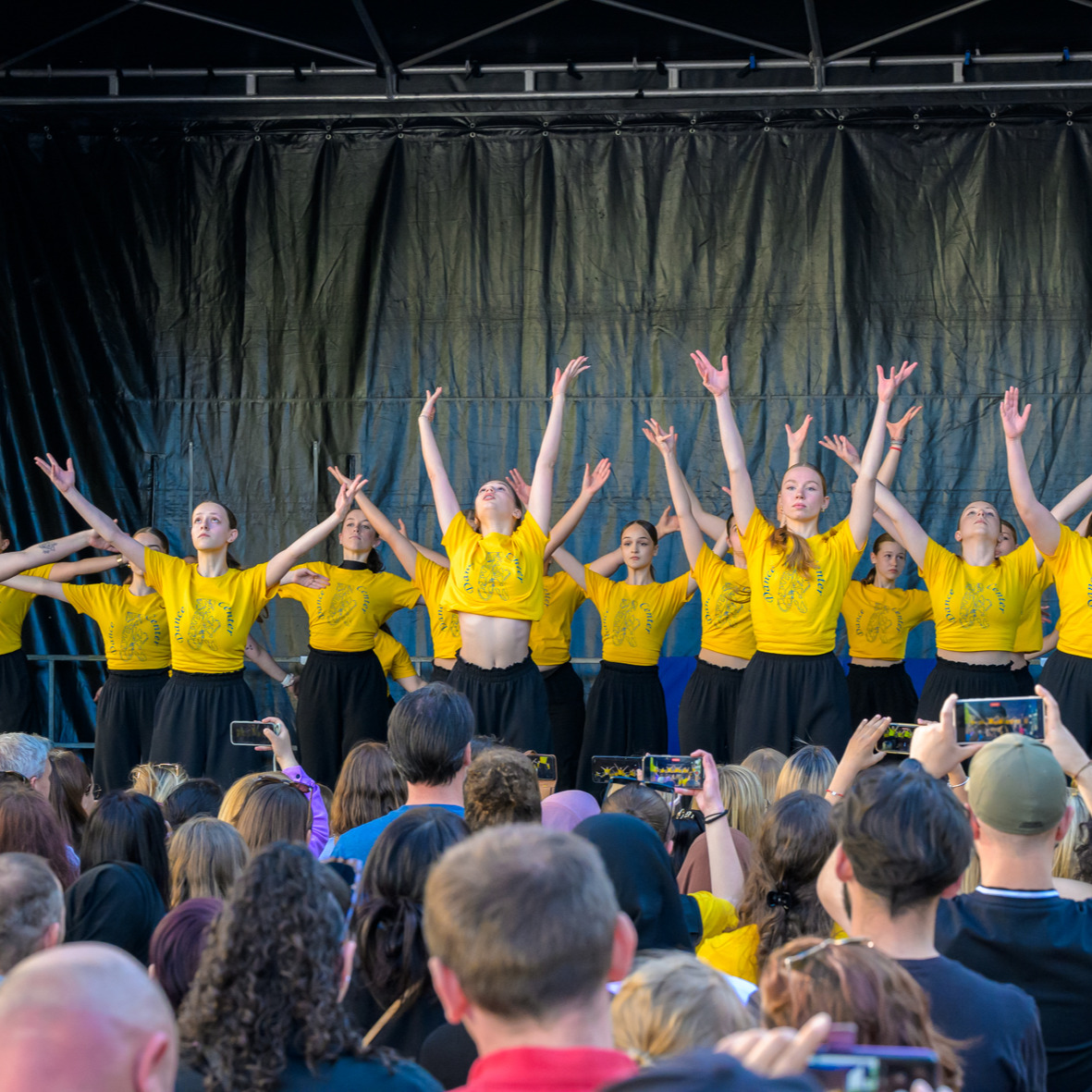 Le 10 mai, Valenciennes a vibré dans une ambiance festive et dynamique✨💛
💃 Avec Place à la Danse, démonstrations et flashmob ont fait vibrer la ville au rythme de la musique et pour achever cette journée, la façade de l’Hôtel de Ville s’est illuminée avec un vidéomapping, sur le thème « En route pour le tour ».
Merci à tous d’avoir partagé cette belle énergie ! 
#tourdefrance #ValenciennesEnFête #MomentsMagiques #mavilleenjaune #tdf2025 #valenciennesTDF2025 #valenciennesmetropole #valenciennestourismeetcongres #valenciennesmetropole #touslesvalenciennoisici #tlvi #nordpasdecalais
#hdf_en_photos #hautsdefrance #departement59 #monnordenor #igersvalenciennes #Nord #hautsdefrance #nordmylove
