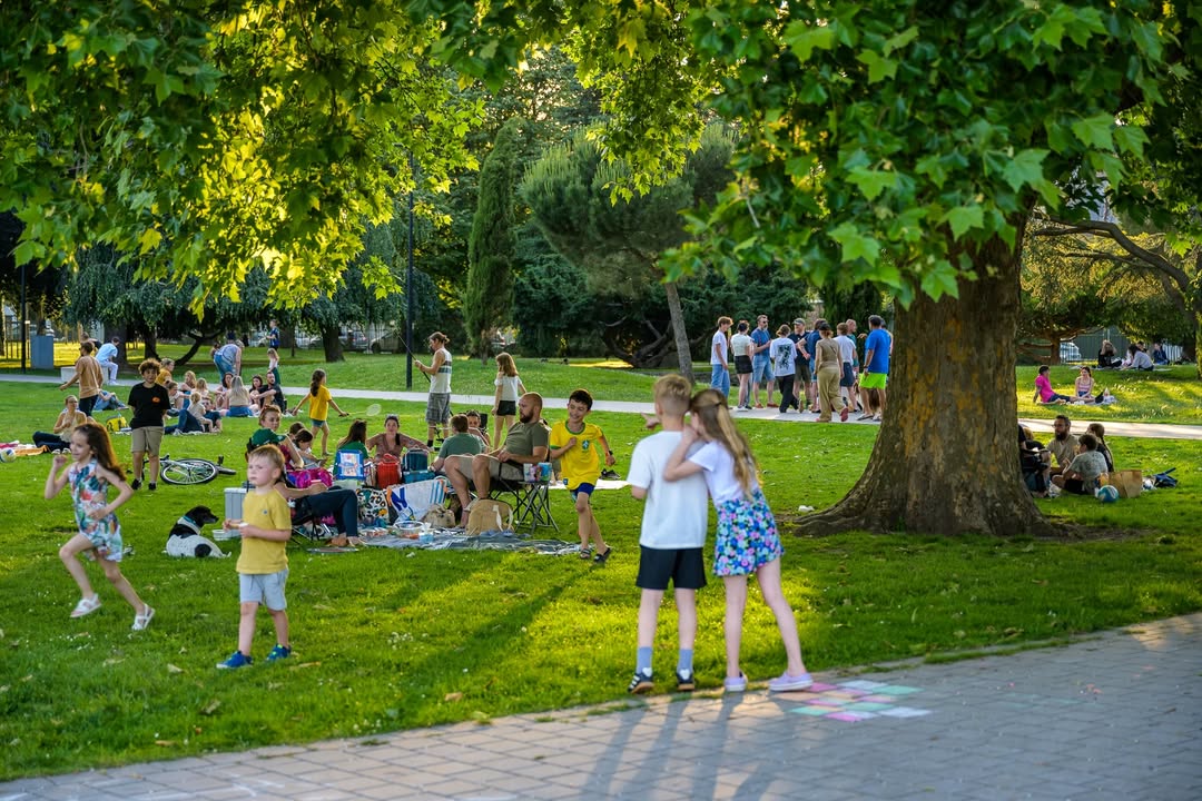 🥙🥗 𝗝𝗘𝗨𝗗𝗜 𝗣𝗜𝗖𝗡𝗜𝗖 – 𝗖’𝗘𝗦𝗧 𝗖𝗘 𝗦𝗢𝗜𝗥 ! 🌭🌮
📍 RDV dès 19h au jardin Jacques Chirac, parc des Prix de Rome

☀️ Le soleil sera de nouveau au rendez-vous… et vous aussi, on l’espère !

🍴 𝗖𝗲𝘁𝘁𝗲 𝘀𝗲𝗺𝗮𝗶𝗻𝗲, 𝗹𝗲 𝗙𝗼𝗼𝗱 𝗧𝗿𝘂𝗰𝗸 𝗱𝗲 𝗕𝗿𝘆𝗮𝗻 𝗦𝗼 𝗗𝗲𝗹𝗶𝗰𝗶𝗼𝘂𝘀 𝘀𝗲𝗿𝗮 𝗽𝗿𝗲́𝘀𝗲𝗻𝘁 𝗽𝗼𝘂𝗿 𝘃𝗼𝘂𝘀 𝗿𝗲́𝗴𝗮𝗹𝗲𝗿 ! 😋

✨ Un vrai moment de partage, simple et joyeux, à ne pas manquer ! 👉Amenez vos amis, votre bonne humeur et votre nappe à carreaux !

#jeudipicnic #momentconvivial #foodtruck #sodelicious #valenciennes #valenciennesmaville