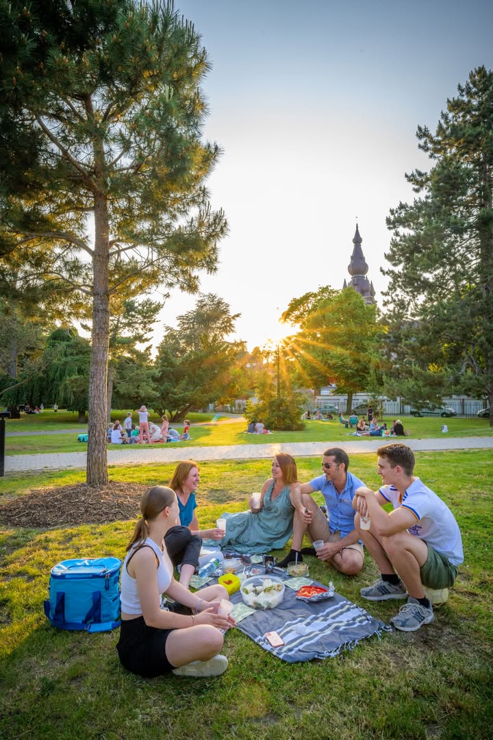 🥙🥗 𝗝𝗘𝗨𝗗𝗜 𝗣𝗜𝗖𝗡𝗜𝗖 – 𝗖’𝗘𝗦𝗧 𝗗𝗘𝗠𝗔𝗜𝗡 ! 🌭🌮
📍 Rendez-vous dès 19h au jardin Jacques Chirac, parc des Prix de Rome

☀️ Le soleil sera au rendez-vous, et vous aussi, on l’espère !
Que vous soyez en famille, entre amis ou entre voisins, venez passer un moment convivial et détendu autour d’un bon pique-nique !

🧺 Apportez votre nappe, vos plats préférés et votre bonne humeur — l’ambiance promet d’être chaleureuse 🎶🌳

✨ Un vrai moment de partage, simple et joyeux, à ne pas manquer !