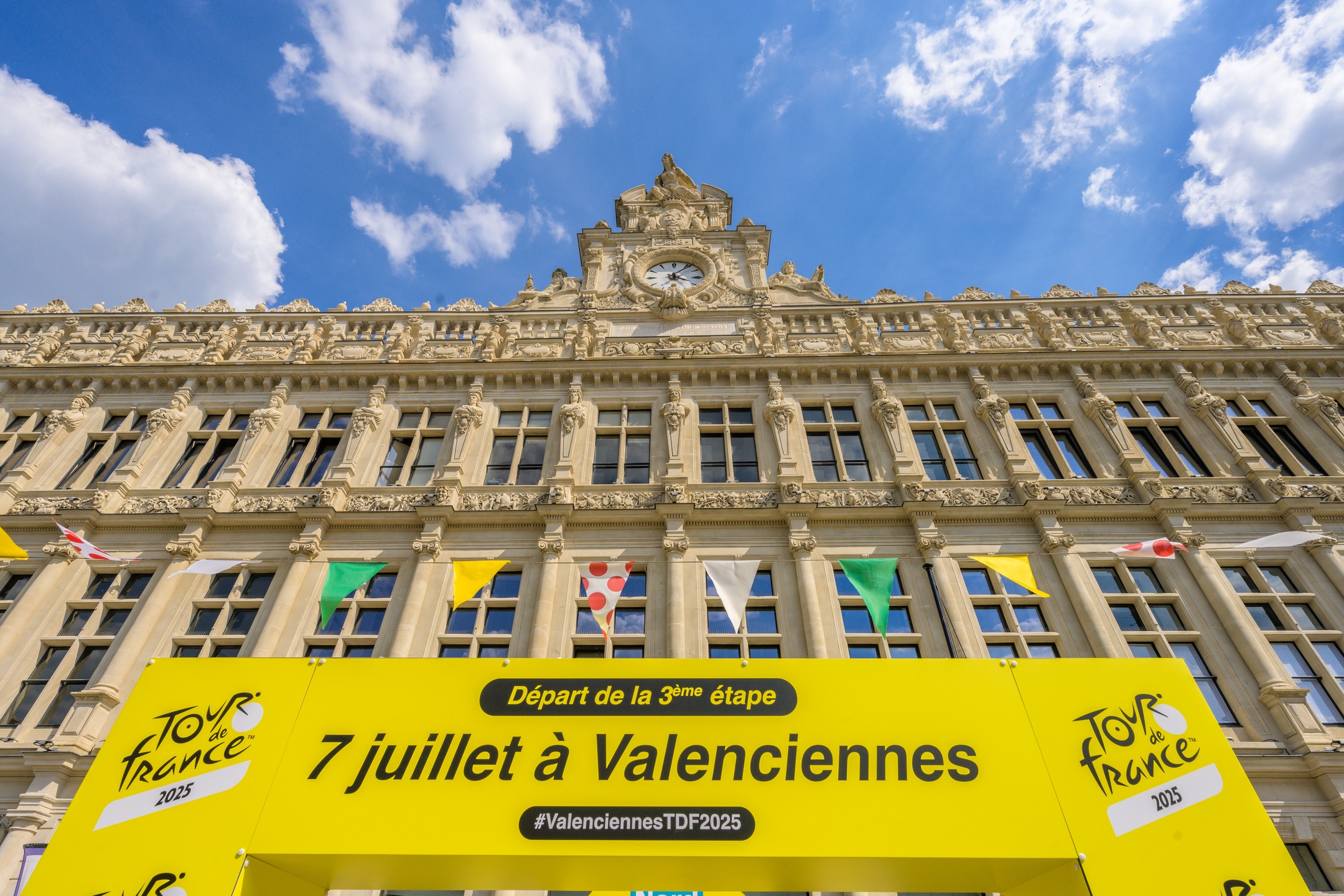 ✨ Une ville aux couleurs du maillot jaune !

#mavilleenjaune #tdf2025 #valenciennesTDF2025 
#TourDeFrance #Valenciennes #CyclismeLégendaire #maillotjaune #TourDeFrance2025 #PassionCyclisme #valenciennesmetropole #valenciennestourismeetcongres