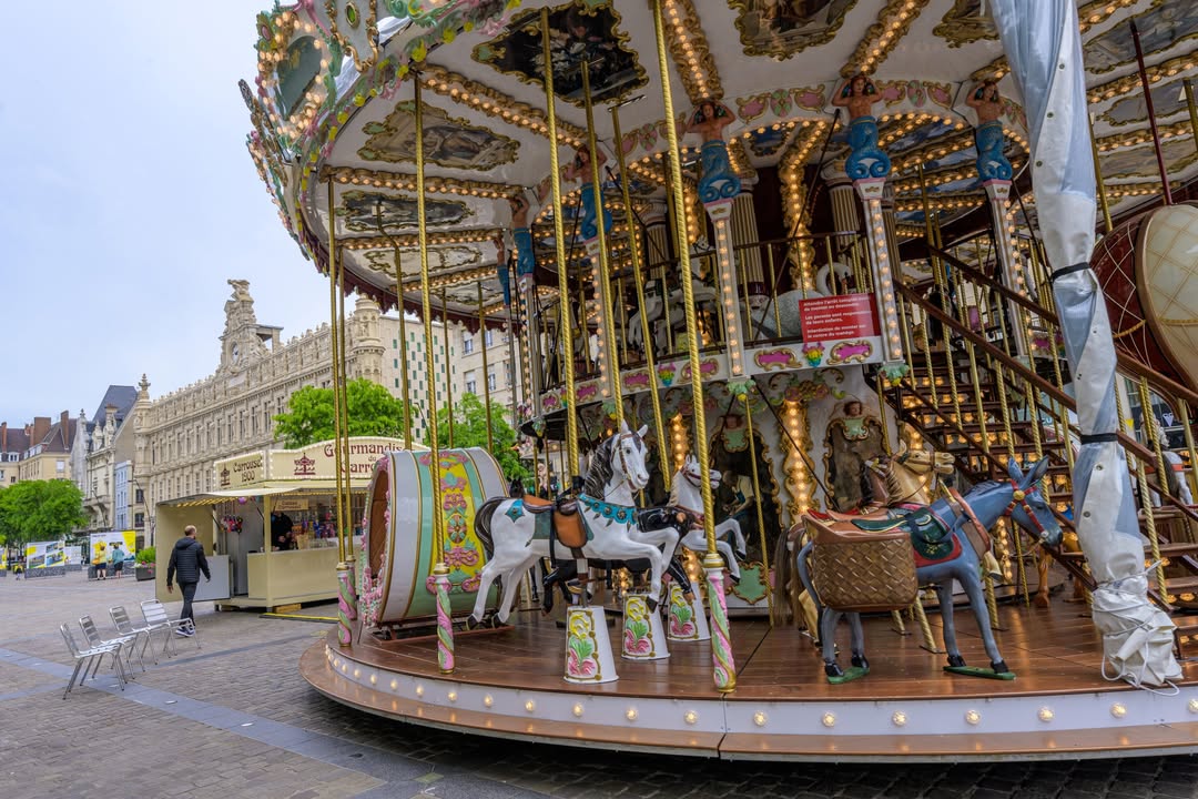 [🎠 INFO 🎠] 𝗟𝗲 𝗰𝗮𝗿𝗿𝗼𝘂𝘀𝗲𝗹 𝘃𝗼𝘂𝘀 𝗮𝘁𝘁𝗲𝗻𝗱 𝘀𝘂𝗿 𝗹𝗮 𝗽𝗹𝗮𝗰𝗲 𝗱’𝗔𝗿𝗺𝗲𝘀 ! Petits et grands, venez profiter d’un moment magique en famille ou entre amis !
𝗛𝗼𝗿𝗮𝗶𝗿𝗲𝘀 𝗱𝘂 𝗰𝗮𝗿𝗿𝗼𝘂𝘀𝗲𝗹 :De 14h à 20h  
𝗧𝗮𝗿𝗶𝗳𝘀 : 3€ la place – 4 places pour 10€ – 10 places pour 20€
🎉 𝑽𝒆𝒏𝒆𝒛 𝒆𝒏 𝒑𝒓𝒐𝒇𝒊𝒕𝒆𝒓 !