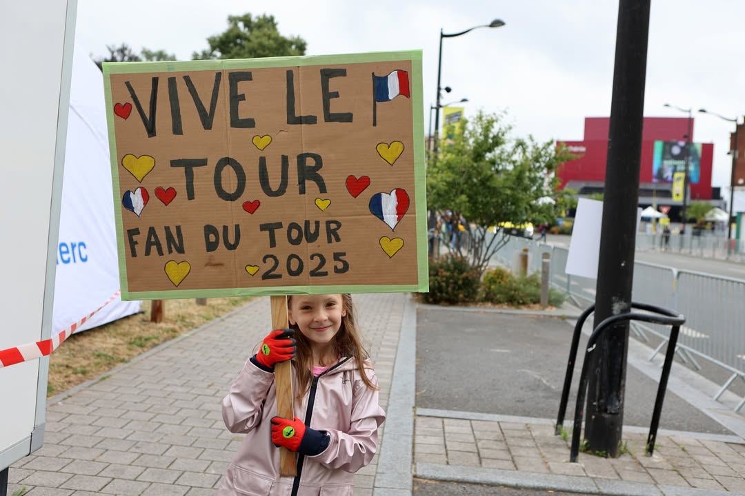 🚴‍♂️ 𝐋𝐞 𝐓𝐨𝐮𝐫 𝐞𝐬𝐭 𝐩𝐚𝐬𝐬𝐞́ 𝐞𝐭 𝐥𝐚 𝐯𝐢𝐥𝐥𝐞 𝐚 𝐯𝐢𝐛𝐫𝐞́ 𝐚𝐮 𝐫𝐲𝐭𝐡𝐦𝐞 𝐝𝐞𝐬 𝐜𝐨𝐮𝐫𝐞𝐮𝐫𝐬 𝐝𝐞 𝐥𝐚 𝟑ᵉ 𝐞́𝐭𝐚𝐩𝐞 𝐝𝐮 𝐓𝐨𝐮𝐫 𝐝𝐞 𝐅𝐫𝐚𝐧𝐜𝐞 ! 💛
Valenciennes a eu l’immense fierté de faire partie de cette grande aventure du cyclisme.
Vous étiez nombreux à partager ce moment unique, et vos sourires ont fait rayonner la ville !
𝑴𝒆𝒓𝒄𝒊 𝒂̀ 𝒕𝒐𝒖𝒕𝒆𝒔 𝒆𝒕 𝒂̀ 𝒕𝒐𝒖𝒔 𝒑𝒐𝒖𝒓 𝒗𝒐𝒕𝒓𝒆 𝒑𝒓𝒆́𝒔𝒆𝒏𝒄𝒆 𝒆𝒕 𝒗𝒐𝒕𝒓𝒆 𝒆𝒏𝒕𝒉𝒐𝒖𝒔𝒊𝒂𝒔𝒎𝒆 🙌
📸 Retour en images sur cette journée inoubliable 👇
#TourDeFrance2025 #valenciennes #valenciennesmaville