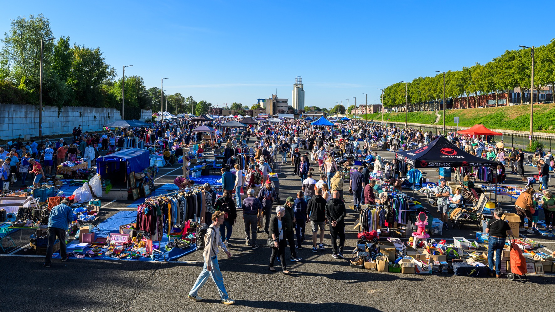 📸 Retour en images sur un week-end entre rencontres passionnantes au Forum des Associations et trésors dénichés à la brocante Lacuzon.

#ForumDesAssociations #BrocanteLacuzon #WeekEndEnImages #VieLocale #MomentsPartagés #valenciennesmetropole #valenciennestourismeetcongres