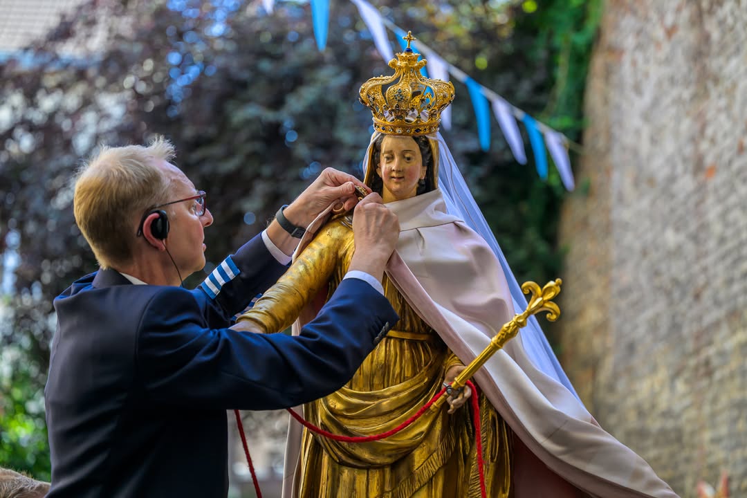 📸 Retour en images – Tour du Saint-Cordon
𝐃𝐢𝐦𝐚𝐧𝐜𝐡𝐞 𝟏𝟒 𝐬𝐞𝐩𝐭𝐞𝐦𝐛𝐫𝐞, Valenciennes a vécu au rythme de la traditionnelle procession millénaire dédiée à Notre-Dame du Saint-Cordon.
Comme chaque année, cet événement patrimonial et spirituel a rassemblé de nombreux participants et visiteurs autour d’un moment fort de l’histoire et de l’identité de notre ville.

✨ Depuis 2023, le Tour du Saint-Cordon est inscrit à l’Inventaire du patrimoine culturel immatériel en France, renforçant encore la portée et la valeur de cette tradition vivante.

📷 Découvrez quelques images marquantes de cette journée unique 👇