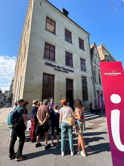 [INFO] 𝐁𝐚𝐥𝐚𝐝𝐞 « 𝐒𝐮𝐫𝐩𝐫𝐞𝐧𝐚𝐧𝐭𝐞 𝐕𝐚𝐥𝐞𝐧𝐜𝐢𝐞𝐧𝐧𝐞𝐬 »
Valenciennes Tourisme & Congrès vous propose une balade « Surprenante Valenciennes », au départ de l’Office de Tourisme (12 𝑝𝑙𝑎𝑐𝑒 𝑉𝑒𝑟𝑡𝑒 𝑎̀ 𝑉𝑎𝑙𝑒𝑛𝑐𝑖𝑒𝑛𝑛𝑒𝑠).

Cette visite guidée d’une heure vous permettra de (re)découvrir les incontournables ainsi que l’essentiel du centre-ville, tout en explorant le Vieux-Valenciennes.

📅 𝐏𝐫𝐨𝐜𝐡𝐚𝐢𝐧 𝐑𝐃𝐕 𝐦𝐞𝐫𝐜𝐫𝐞𝐝𝐢 𝟐𝟗 𝐨𝐜𝐭𝐨𝐛𝐫𝐞, 𝐝𝐞 𝟏𝟓𝐡 𝐚̀ 𝟏𝟔𝐡

ℹ + 𝐝&rsquo;𝐢𝐧𝐟𝐨𝐬 : https://www.tourismevalenciennes.fr/

#Valenciennes #valenciennes  #SurprenanteValenciennes #Tourisme #baladeurbaine