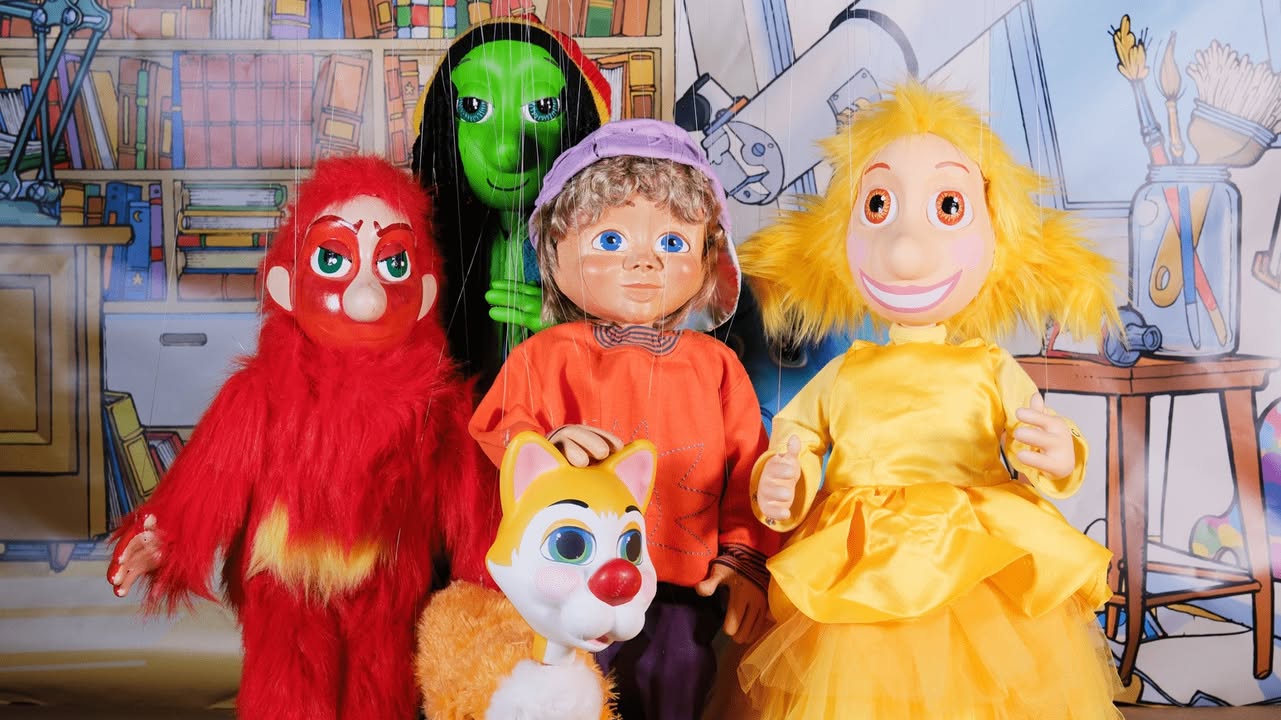 🎭 𝐉𝐨𝐮𝐫𝐧𝐞́𝐞𝐬 𝐄𝐮𝐫𝐨𝐩𝐞́𝐞𝐧𝐧𝐞𝐬 𝐝𝐮 𝐏𝐚𝐭𝐫𝐢𝐦𝐨𝐢𝐧𝐞 – 𝐀𝐫𝐜𝐡𝐢 𝐏𝐚𝐭𝐫𝐢𝐦𝐨𝐢𝐧𝐞 !
Le célèbre théâtre de marionnettes Mariska (Théâtre Mariska – Spectacles de Marionnettes à Fils) présente son spectacle✨ « 𝙇𝙚 𝙜𝙖𝙧𝙙𝙞𝙚𝙣 𝙙𝙚𝙨 𝙚́𝙢𝙤𝙩𝙞𝙤𝙣𝙨 » ✨
Un moment poétique et plein de tendresse, pour le plus grand plaisir des petits… et des grands enfants !

📅 𝐒𝐚𝐦𝐞𝐝𝐢 𝟐𝟎 𝐬𝐞𝐩𝐭𝐞𝐦𝐛𝐫𝐞
🕜 𝐒𝐞́𝐚𝐧𝐜𝐞𝐬 𝐚̀ 𝟏𝟒𝐡𝟑𝟎 𝐞𝐭 𝟏𝟔𝐡
📍 Auditorium Saint Nicolas – 8 rue Ferrand
👶 À partir de 2 ans
⏱ Durée : 45 minutes
🎟 𝐸𝑛𝑡𝑟𝑒́𝑒 𝑙𝑖𝑏𝑟𝑒 (𝑑𝑎𝑛𝑠 𝑙𝑎 𝑙𝑖𝑚𝑖𝑡𝑒 𝑑𝑒𝑠 𝑝𝑙𝑎𝑐𝑒𝑠 𝑑𝑖𝑠𝑝𝑜𝑛𝑖𝑏𝑙𝑒𝑠, 𝑠𝑎𝑛𝑠 𝑟𝑒́𝑠𝑒𝑟𝑣𝑎𝑡𝑖𝑜𝑛)

📖 𝐋’𝐡𝐢𝐬𝐭𝐨𝐢𝐫𝐞 :
𝑃𝑒𝑡𝑖𝑡 𝐽𝑒𝑎𝑛 𝑛𝑒 𝑣𝑒𝑢𝑡 𝑝𝑎𝑠 𝑠𝑒 𝑟𝑒𝑝𝑜𝑠𝑒𝑟 𝑒𝑡 𝑝𝑟𝑒́𝑓𝑒̀𝑟𝑒 𝑠’𝑎𝑚𝑢𝑠𝑒𝑟 𝑡𝑜𝑢𝑡𝑒 𝑙𝑎 𝑗𝑜𝑢𝑟𝑛𝑒́𝑒 ! 𝐴𝑢 𝑓𝑖𝑙 𝑑𝑒 𝑠𝑒𝑠 𝑟𝑒𝑛𝑐𝑜𝑛𝑡𝑟𝑒𝑠 𝑎𝑣𝑒𝑐 𝑑𝑒𝑠 𝑝𝑒𝑟𝑠𝑜𝑛𝑛𝑎𝑔𝑒𝑠 ℎ𝑎𝑢𝑡𝑠 𝑒𝑛 𝑐𝑜𝑢𝑙𝑒𝑢𝑟𝑠, 𝑖𝑙 𝑣𝑎 𝑎𝑝𝑝𝑟𝑒𝑛𝑑𝑟𝑒 𝑎̀ 𝑑𝑒𝑣𝑒𝑛𝑖𝑟 𝑙𝑒 𝐺𝑎𝑟𝑑𝑖𝑒𝑛 𝑑𝑒 𝑠𝑒𝑠 𝑒́𝑚𝑜𝑡𝑖𝑜𝑛𝑠 : 𝐽𝑜𝑖𝑒, 𝐶𝑜𝑙𝑒̀𝑟𝑒, 𝑇𝑟𝑖𝑠𝑡𝑒𝑠𝑠𝑒, 𝑆𝑒́𝑟𝑒́𝑛𝑖𝑡𝑒́, 𝑃𝑒𝑢𝑟, 𝐴𝑚𝑜𝑢𝑟…
𝐻𝑒𝑢𝑟𝑒𝑢𝑠𝑒𝑚𝑒𝑛𝑡, 𝑀𝑖𝑡𝑠𝑜𝑢 𝑠𝑒𝑟𝑎 𝑙𝑎̀ 𝑝𝑜𝑢𝑟 𝑙’𝑎𝑐𝑐𝑜𝑚𝑝𝑎𝑔𝑛𝑒𝑟 𝑑𝑎𝑛𝑠 𝑐𝑒𝑡𝑡𝑒 𝑏𝑒𝑙𝑙𝑒 𝑎𝑣𝑒𝑛𝑡𝑢𝑟𝑒 !

💡 𝑼𝒏 𝒔𝒑𝒆𝒄𝒕𝒂𝒄𝒍𝒆 𝒕𝒆𝒏𝒅𝒓𝒆 𝒆𝒕 𝒍𝒖𝒅𝒊𝒒𝒖𝒆 𝒂̀ 𝒑𝒂𝒓𝒕𝒂𝒈𝒆𝒓 𝒆𝒏 𝒇𝒂𝒎𝒊𝒍𝒍𝒆 𝒂̀ 𝒍’𝒐𝒄𝒄𝒂𝒔𝒊𝒐𝒏 𝒅𝒆𝒔 𝑱𝒐𝒖𝒓𝒏𝒆́𝒆𝒔 𝑬𝒖𝒓𝒐𝒑𝒆́𝒆𝒏𝒏𝒆𝒔 𝒅𝒖 𝑷𝒂𝒕𝒓𝒊𝒎𝒐𝒊𝒏𝒆.

#JEP2025 #journéeseuropéennesdupatrimoine #valenciennesmaville Conservatoire de Valenciennes