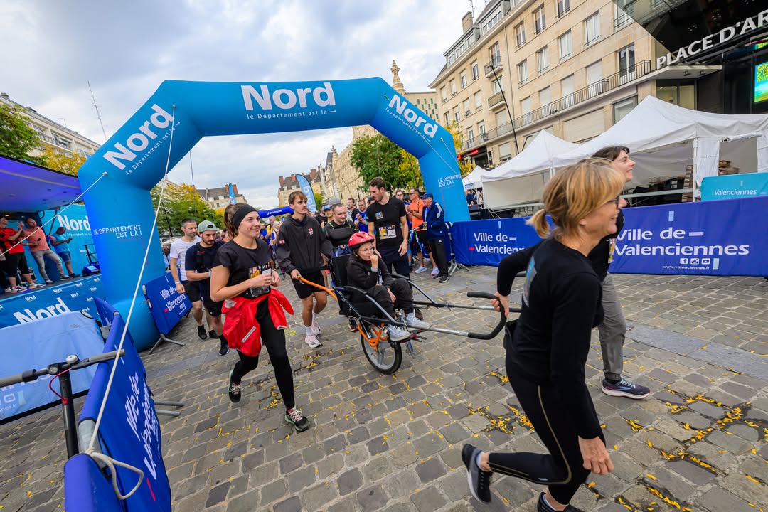 [🏃‍♀️🏃‍♂️ Urban Trail 2025🏃‍♀️🏃‍♂️] Vous étiez 4 000 participants à parcourir la ville, le sourire aux lèvres😃, pour découvrir 30 lieux emblématiques en courant ou en marchant.

Merci à toutes et tous pour cette énergie incroyable et ce bel esprit de partage ✨
📸 Revivez les plus beaux moments de cette aventure à travers notre album photos !