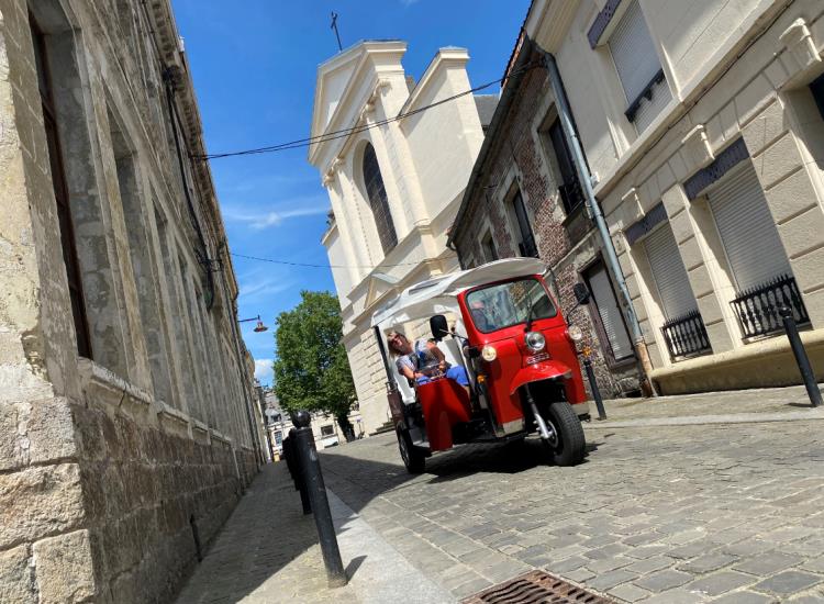 🚗 𝐋𝐞𝐬 𝐛𝐚𝐥𝐚𝐝𝐞𝐬 𝐞𝐧 𝐓𝐮𝐤 𝐓𝐮𝐤 𝐫𝐞𝐯𝐢𝐞𝐧𝐧𝐞𝐧𝐭 𝐚̀ 𝐕𝐚𝐥𝐞𝐧𝐜𝐢𝐞𝐧𝐧𝐞𝐬 !

Valenciennes Tourisme & Congrès vous invite à découvrir la ville autrement avec ses balades en Tuk Tuk au départ de l’Office de Tourisme (12 𝑝𝑙𝑎𝑐𝑒 𝑉𝑒𝑟𝑡𝑒, 𝑉𝑎𝑙𝑒𝑛𝑐𝑖𝑒𝑛𝑛𝑒𝑠).

𝐔𝐧𝐞 𝐞𝐱𝐩𝐞́𝐫𝐢𝐞𝐧𝐜𝐞 𝐨𝐫𝐢𝐠𝐢𝐧𝐚𝐥𝐞 𝐞𝐭 𝐥𝐮𝐝𝐢𝐪𝐮𝐞
Embarquez pour un circuit d’une heure avec un conducteur-guide qui vous révélera tous les secrets de Valenciennes, en centre-ville et en périphérie. Une balade cheveux au vent, sourires garantis, à vivre en couple ou en famille.

📅 𝐏𝐫𝐨𝐜𝐡𝐚𝐢𝐧 𝐑𝐃𝐕 𝐬𝐚𝐦𝐞𝐝𝐢 𝟐𝟓 𝐨𝐜𝐭𝐨𝐛𝐫𝐞 – 𝐝𝐞́𝐩𝐚𝐫𝐭𝐬 𝐚̀ 𝟏𝟒𝐡, 𝟏𝟓𝐡𝟏𝟓 𝐞𝐭 𝟏𝟔𝐡𝟑𝟎

ℹ + 𝐝&rsquo;𝐢𝐧𝐟𝐨𝐬 : https://www.tourismevalenciennes.fr/

#Valenciennes #TukTuk #SurprenanteValenciennes #Tourisme #BaladeUrbaine