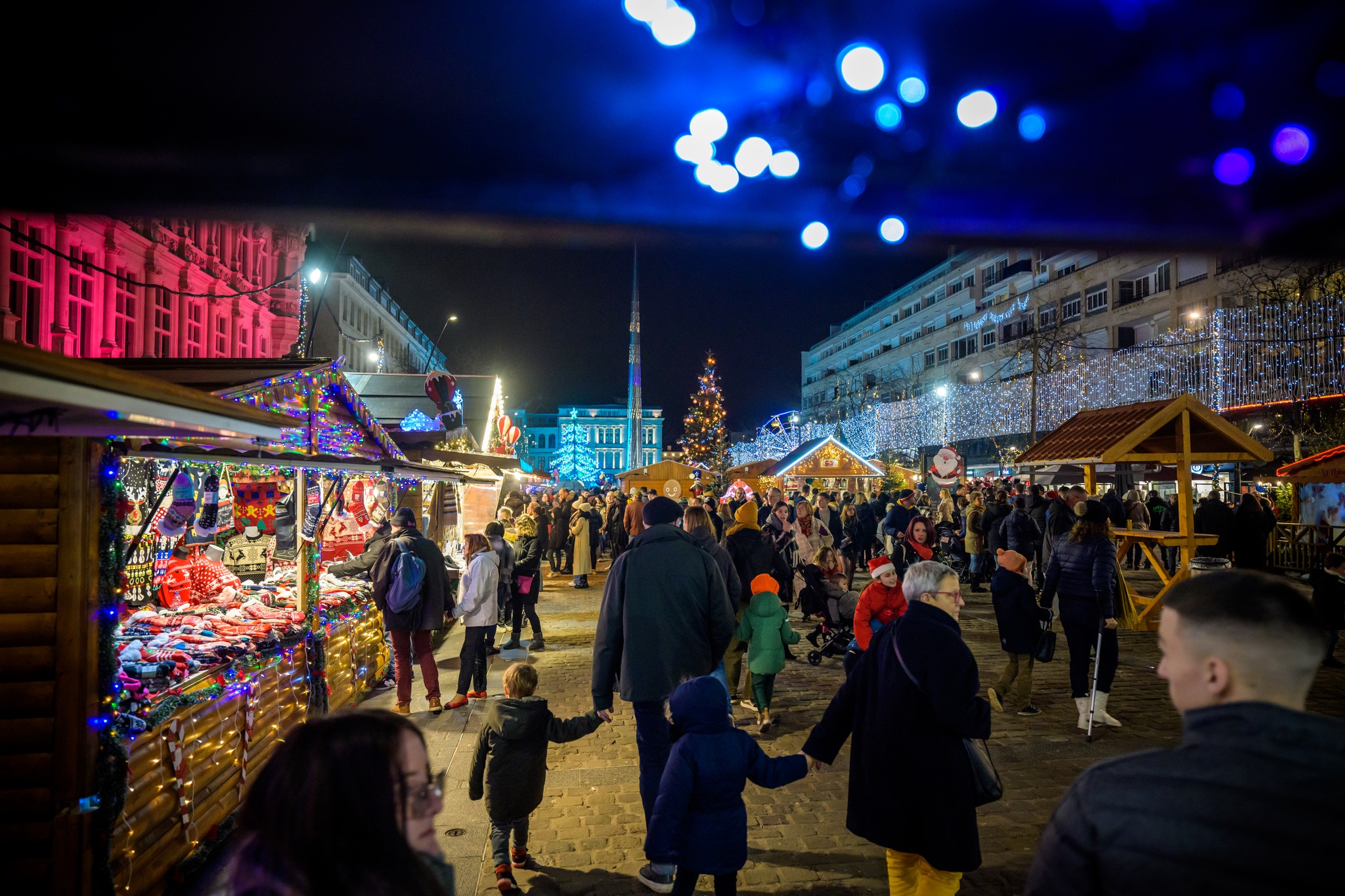🎅 Demain, la Place d’Armes s’illumine…
Préparez vos écharpes, vos gants et vos plus beaux sourires : le Marché de Noël de Valenciennes ouvre ses portes demain dès 11h !

#NoëlValenciennes #ValenciennesEnFête #valenciennesmetropole #valenciennestourismeetcongres