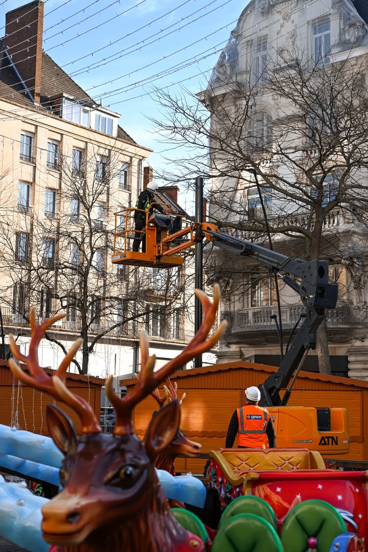 ✨ 𝐋𝐚 𝐦𝐚𝐠𝐢𝐞 𝐝𝐞 𝐍𝐨𝐞̈𝐥 𝐬’𝐢𝐧𝐬𝐭𝐚𝐥𝐥𝐞 𝐚̀ 𝐕𝐚𝐥𝐞𝐧𝐜𝐢𝐞𝐧𝐧𝐞𝐬 ! 🎅
Les chalets prennent place et l’installation du marché de Noël se poursuit… L’esprit de Noël s’installe petit à petit dans la ville 🎁

🎁 Rendez-vous demain… une surprise vous attend ! 🎉