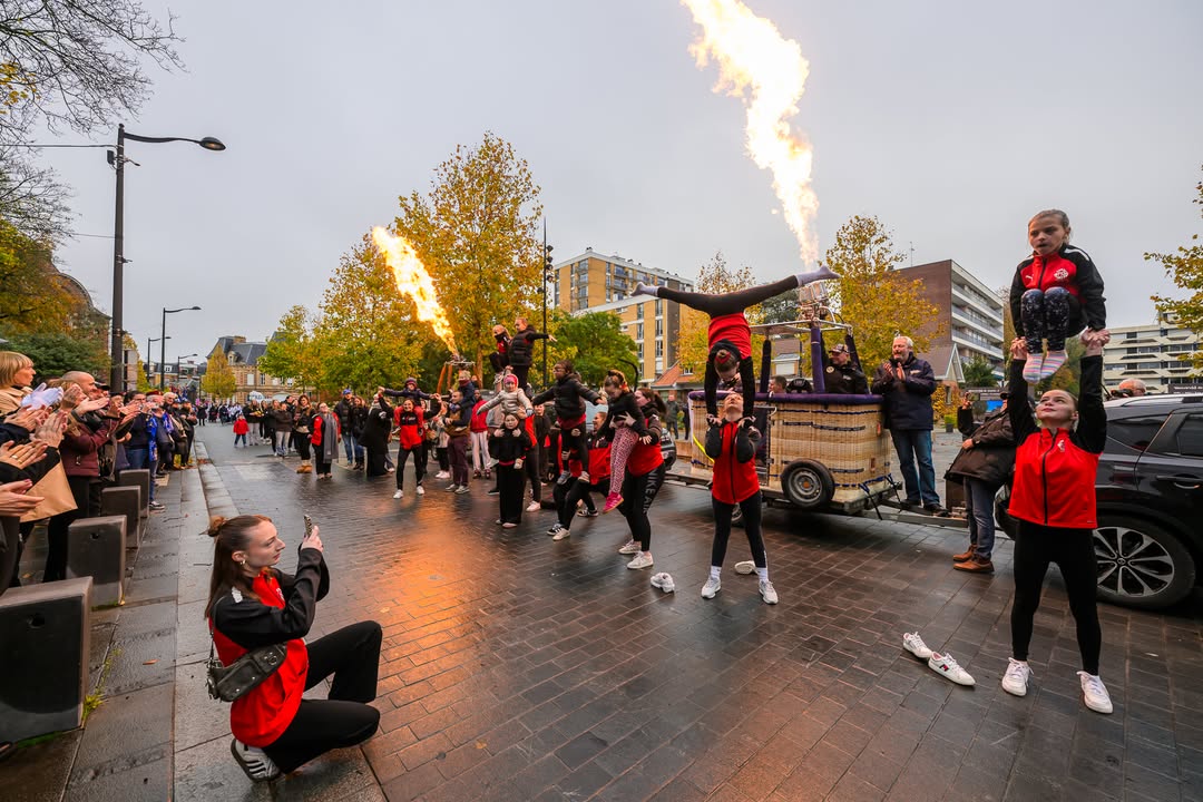 📸 𝐑𝐞𝐭𝐨𝐮𝐫 𝐞𝐧 𝐢𝐦𝐚𝐠𝐞𝐬 𝐬𝐮𝐫 𝐯𝐨𝐭𝐫𝐞 𝟏𝟏 𝐧𝐨𝐯𝐞𝐦𝐛𝐫𝐞 𝐚̀ 𝐕𝐚𝐥𝐞𝐧𝐜𝐢𝐞𝐧𝐧𝐞𝐬 !
🔹𝐃𝐞́𝐟𝐢𝐥𝐞́ 𝐝𝐞𝐬 𝐚𝐬𝐬𝐨𝐜𝐢𝐚𝐭𝐢𝐨𝐧𝐬 𝐬𝐩𝐨𝐫𝐭𝐢𝐯𝐞𝐬
Près de 1000 licenciés, encadrants et bénévoles ont défilé sur le boulevard Watteau pour célébrer la vitalité du sport valenciennois 💪 Voile, escrime, gymnastique, natation, hockey, judo, baseball, tennis, tennis de table… de nombreuses disciplines étaient représentées dans une ambiance festive et conviviale !

🔹𝐂𝐨𝐦𝐦𝐞́𝐦𝐨𝐫𝐚𝐭𝐢𝐨𝐧 𝐝𝐮 𝟏𝟎𝟕ᵉ 𝐚𝐧𝐧𝐢𝐯𝐞𝐫𝐬𝐚𝐢𝐫𝐞 𝐝𝐞 𝐥’𝐀𝐫𝐦𝐢𝐬𝐭𝐢𝐜𝐞
Un moment de recueillement et d’hommage à toutes celles et ceux ayant pris part à la défense de notre liberté. Des gerbes de fleurs ont été déposées en différents points de la ville pour honorer leur mémoire. 🌺

ℹ 𝐄𝐭 𝐣𝐮𝐬𝐪𝐮’𝐚𝐮 𝟏𝟖 𝐧𝐨𝐯𝐞𝐦𝐛𝐫𝐞, 𝐧𝐞 𝐦𝐚𝐧𝐪𝐮𝐞𝐳 𝐩𝐚𝐬 𝐝𝐚𝐧𝐬 𝐥𝐞 𝐡𝐚𝐥𝐥 𝐝𝐞 𝐥’𝐇𝐨̂𝐭𝐞𝐥 𝐝𝐞 𝐕𝐢𝐥𝐥𝐞 :
🕰️ « 𝑉𝑎𝑙𝑒𝑛𝑐𝑖𝑒𝑛𝑛𝑒𝑠, 𝑝𝑙𝑎𝑐𝑒 𝑓𝑜𝑟𝑡𝑒 𝑎𝑢 𝑓𝑖𝑙 𝑑𝑢 𝑡𝑒𝑚𝑝𝑠 : 𝑑𝑒 𝑙𝑎 𝑣𝑖𝑐𝑡𝑜𝑖𝑟𝑒 𝑑𝑒 1945 𝑎̀ 𝑛𝑜𝑠 𝑗𝑜𝑢𝑟𝑠, 𝑙𝑒𝑠 𝑡𝑟𝑎𝑛𝑠𝑚𝑖𝑠𝑠𝑖𝑜𝑛𝑠 »,
👉 une exposition inédite retraçant l’histoire de notre cité depuis la Libération jusqu’à aujourd’hui.

ℹ + 𝐝’𝐢𝐧𝐟𝐨𝐬 : https://www.valenciennes.fr/agenda/exposition-novembre-memoriel-de-la-ville-de-valenciennes-2/