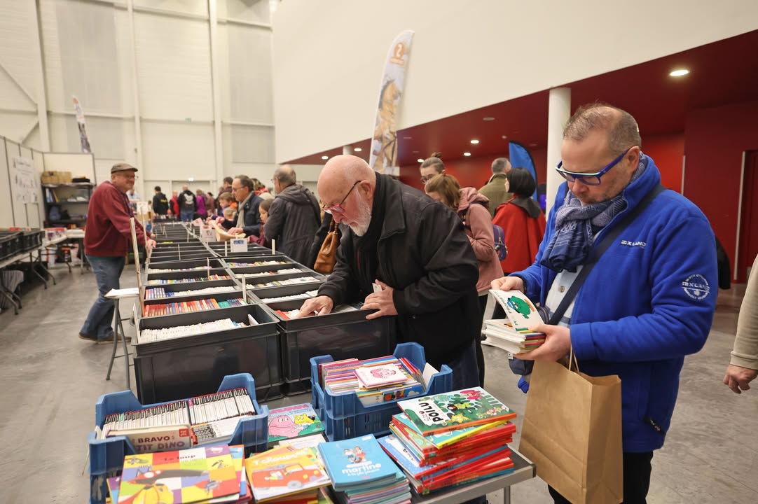 📸 𝐑𝐞𝐭𝐨𝐮𝐫 𝐞𝐧 𝐢𝐦𝐚𝐠𝐞𝐬 𝐬𝐮𝐫 𝐥𝐞 𝟏𝟖ᵉ 𝐒𝐚𝐥𝐨𝐧 𝐈𝐧𝐭𝐞𝐫𝐧𝐚𝐭𝐢𝐨𝐧𝐚𝐥 𝐝𝐞 𝐥𝐚 𝐁𝐃 𝐝𝐞 𝐕𝐚𝐥𝐞𝐧𝐜𝐢𝐞𝐧𝐧𝐞𝐬 ! 🎉
Un week-end haut en couleurs, riche en rencontres, en dédicaces et en passion autour du 9ᵉ art 📚💬
➡️ Revivez les meilleurs moments en images ci-dessous !