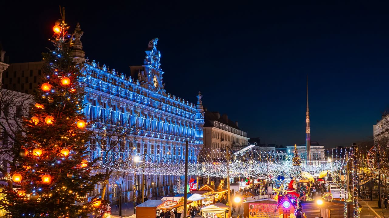 🎄✨ 𝐃𝐞𝐫𝐧𝐢𝐞𝐫 𝐣𝐨𝐮𝐫 𝐚𝐮 𝐕𝐢𝐥𝐥𝐚𝐠𝐞 𝐝𝐞 𝐍𝐨𝐞̈𝐥 ! ✨🎄
Aujourd&rsquo;hui à 19h, le Village de Noël ferme ses portes… mais il reste encore quelques heures pour profiter de la magie !

✨ De 11h à 19h : marché de Noël, artisans et commerçants, manèges et illuminations 
✨ De 14h à 18h : 
🎅 Le Père Noël vous attend  dans son chalet, 🎶 et derniers accords de fête avec Johnny Wallace et le Sound Bike de Noël, 

 𝑽𝒆𝒏𝒆𝒛 𝒗𝒊𝒗𝒓𝒆 𝒄𝒆𝒔 𝒅𝒆𝒓𝒏𝒊𝒆𝒓𝒔 𝒊𝒏𝒔𝒕𝒂𝒏𝒕𝒔 𝒇𝒆́𝒆𝒓𝒊𝒒𝒖𝒆𝒔 𝒆𝒏 𝒇𝒂𝒎𝒊𝒍𝒍𝒆 𝒐𝒖 𝒆𝒏𝒕𝒓𝒆 𝒂𝒎𝒊𝒔 !

ℹ️ 𝐓𝐨𝐮𝐭𝐞𝐬 𝐥𝐞𝐬 𝐢𝐧𝐟𝐨𝐬 : https://www.valenciennes.fr/mon-noel-a-valenciennes/