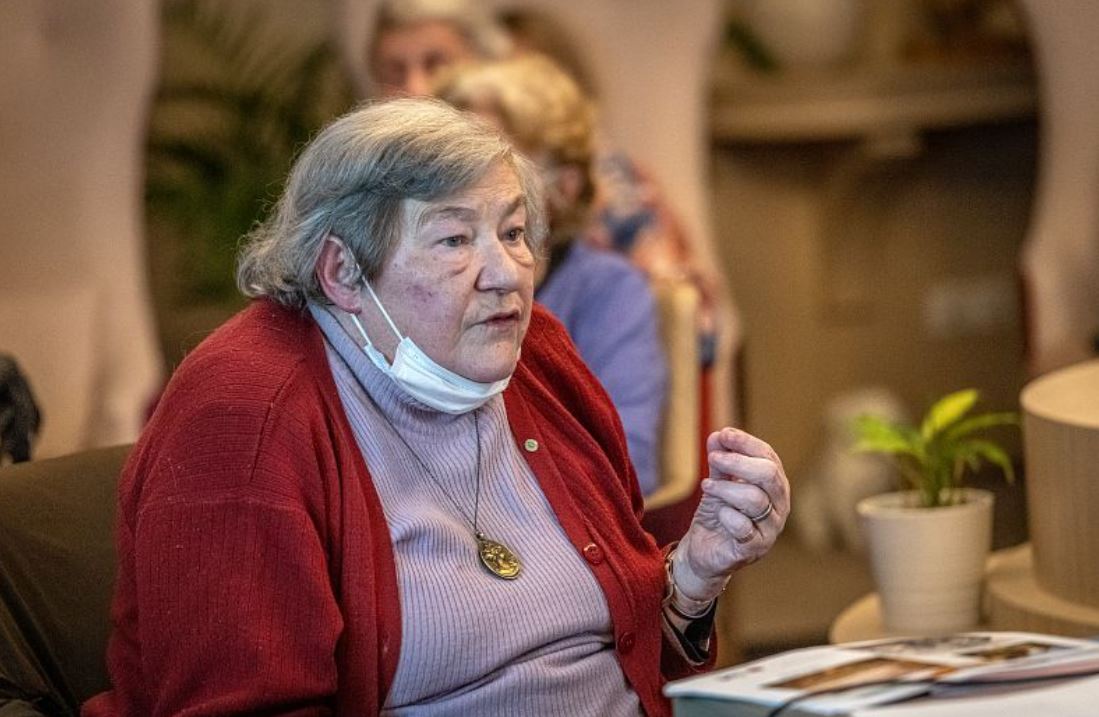 [🕊️ 𝐇𝐨𝐦𝐦𝐚𝐠𝐞 𝐚̀ 𝐂𝐡𝐫𝐢𝐬𝐭𝐢𝐧𝐞 𝐘𝐚𝐜𝐤𝐱 🕊️]
Aujourd’hui, Valenciennes rend un dernier hommage à Christine Yackx, disparue le 14 décembre à l’âge de 79 ans.

Ancienne institutrice à l’école Jean-Bonmarché, historienne passionnée, autrice et infatigable passeuse d’histoires, Christine Yackx a consacré sa vie à raconter et transmettre l’histoire de Valenciennes et de son territoire. À travers ses nombreux ouvrages, ses articles, ses conférences et son engagement associatif, elle a fait vivre la mémoire locale avec passion et générosité.

Christine Yackx participait également activement à l’exposition mémorielle « Valenciennes, place forte au fil du temps », témoignant encore de son profond attachement à sa ville et à son histoire.

Avec gentillesse et bienveillance, elle a marqué durablement toutes celles et ceux qui ont eu la chance de la rencontrer. Enseignante, historienne, autrice, Christine Yackx a transmis bien plus que des savoirs : elle a transmis un amour sincère de l’Histoire.

𝑪𝒉𝒓𝒊𝒔𝒕𝒊𝒏𝒆 𝒀𝒂𝒄𝒌𝒙 𝒓𝒆𝒔𝒕𝒆𝒓𝒂 𝒂̀ 𝒋𝒂𝒎𝒂𝒊𝒔 𝒅𝒂𝒏𝒔 𝒍’𝑯𝒊𝒔𝒕𝒐𝒊𝒓𝒆 𝒅𝒆 𝑽𝒂𝒍𝒆𝒏𝒄𝒊𝒆𝒏𝒏𝒆𝒔, 𝒆𝒍𝒍𝒆 𝒒𝒖𝒊 𝒂 𝒄𝒐𝒏𝒔𝒂𝒄𝒓𝒆́ 𝒔𝒂 𝒗𝒊𝒆 𝒂̀ 𝒍𝒂 𝒓𝒂𝒄𝒐𝒏𝒕𝒆𝒓.