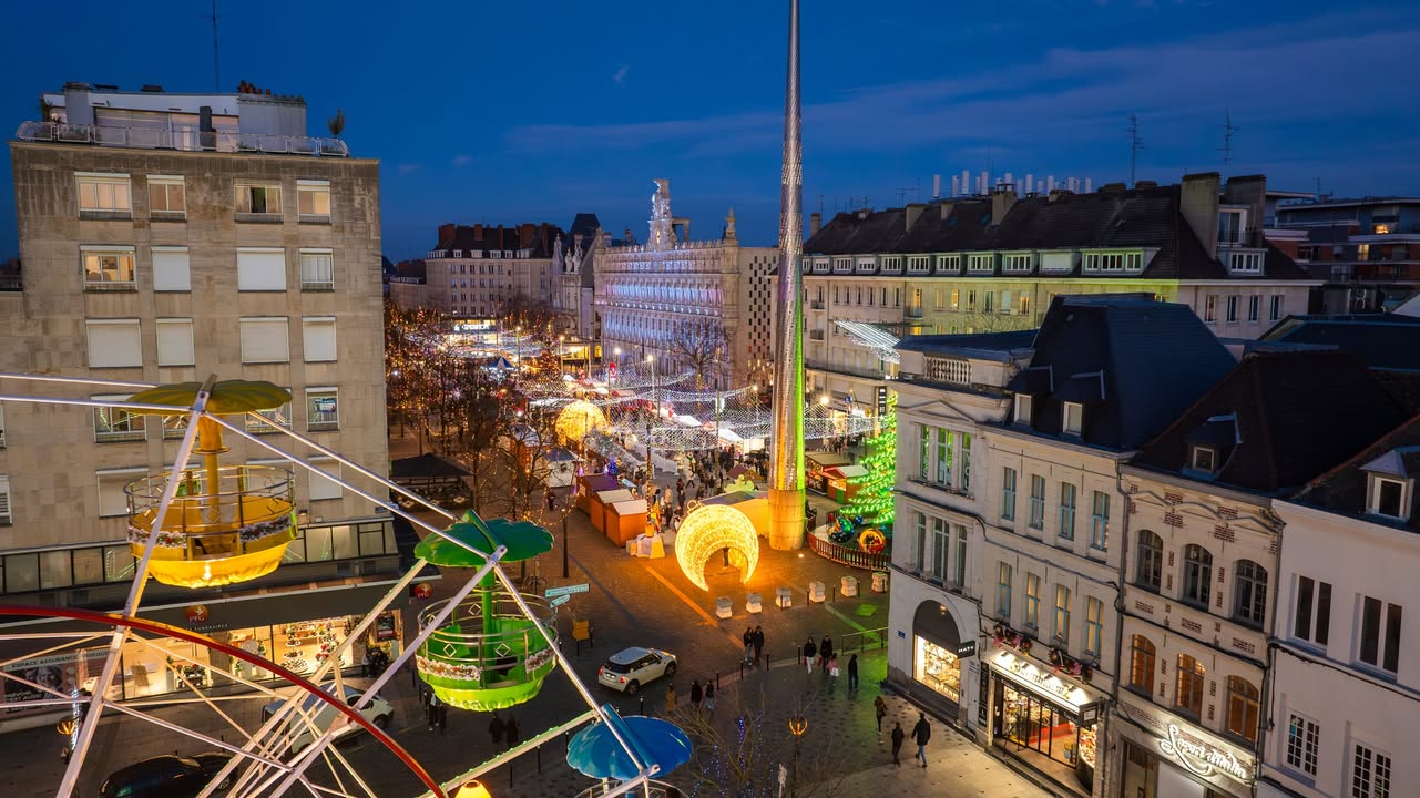 🎄✨ 𝐋𝐞 𝐕𝐢𝐥𝐥𝐚𝐠𝐞 𝐝𝐞 𝐍𝐨𝐞̈𝐥 𝐬’𝐚𝐩𝐩𝐫𝐞̂𝐭𝐞 𝐚̀ 𝐫𝐞𝐟𝐞𝐫𝐦𝐞𝐫 𝐬𝐞𝐬 𝐩𝐨𝐫𝐭𝐞𝐬… ✨🎄
C’est toujours un petit pincement au cœur quand la magie de Noël touche à sa fin…
𝐋𝐞 𝐕𝐢𝐥𝐥𝐚𝐠𝐞 𝐝𝐞 𝐍𝐨𝐞̈𝐥 𝐟𝐞𝐫𝐦𝐞𝐫𝐚 𝐬𝐞𝐬 𝐩𝐨𝐫𝐭𝐞𝐬 𝐥𝐞 𝐦𝐞𝐫𝐜𝐫𝐞𝐝𝐢 𝟐𝟒 𝐝𝐞́𝐜𝐞𝐦𝐛𝐫𝐞 𝐚̀ 𝟏𝟗𝐡,
📍 Place d’Armes et square Crasseau.

𝑴𝒂𝒊𝒔 𝒂𝒗𝒂𝒏𝒕 𝒅𝒆 𝒔𝒆 𝒅𝒊𝒓𝒆 𝒂𝒖 𝒓𝒆𝒗𝒐𝒊𝒓, 𝒑𝒓𝒐𝒇𝒊𝒕𝒐𝒏𝒔 𝒆𝒏𝒄𝒐𝒓𝒆 𝒅𝒆 𝒄𝒆𝒔 𝒅𝒆𝒓𝒏𝒊𝒆𝒓𝒔 𝒊𝒏𝒔𝒕𝒂𝒏𝒕𝒔 ✨

🎅 𝐋𝐞 𝐏𝐞̀𝐫𝐞 𝐍𝐨𝐞̈𝐥 𝐬𝐞𝐫𝐚 𝐩𝐫𝐞́𝐬𝐞𝐧𝐭  𝐝𝐞 𝟏𝟒𝐡 𝐚̀ 𝟏𝟖𝐡 𝐝𝐚𝐧𝐬 𝐬𝐨𝐧 𝐜𝐡𝐚𝐥𝐞𝐭, au cœur du Village de Noël place d’Armes, pour une ultime rencontre pleine de sourires et d’étoiles dans les yeux.

🎶 𝐃𝐞𝐫𝐧𝐢𝐞𝐫𝐬 𝐚𝐜𝐜𝐨𝐫𝐝𝐬 𝐚𝐯𝐚𝐧𝐭 𝐍𝐨𝐞̈𝐥 𝐝𝐞 𝟏𝟒𝐡 𝐚̀ 𝟏𝟖𝐡
Pour clore le Village de Noël en beauté, laissez-vous emporter par la voix envoûtante de Johnny Wallace, accompagné du Sound Bike de Noël.
Une ambiance chaleureuse, des mélodies de fête et une dernière dose de magie avant le grand soir…

✨  𝐕𝐞𝐧𝐞𝐳 𝐩𝐚𝐫𝐭𝐚𝐠𝐞𝐫 𝐜𝐞𝐬 𝐝𝐞𝐫𝐧𝐢𝐞𝐫𝐬 𝐦𝐨𝐦𝐞𝐧𝐭𝐬 𝐞𝐧𝐜𝐡𝐚𝐧𝐭𝐞́𝐬, 𝐞𝐧 𝐟𝐚𝐦𝐢𝐥𝐥𝐞, 𝐞𝐧𝐭𝐫𝐞 𝐚𝐦𝐢𝐬,… 🎁🎶