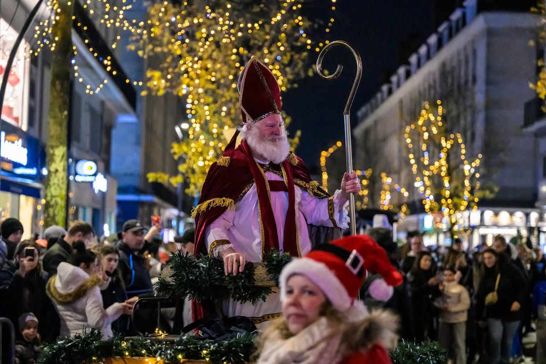 [✨🎄𝐌𝐨𝐧 𝐍𝐨𝐞̈𝐥 𝐚̀ 𝐕𝐚𝐥𝐞𝐧𝐜𝐢𝐞𝐧𝐧𝐞𝐬 !🎄✨] Dimanche 7 décembre, Saint-Nicolas offrira aux petits comme aux grands une belle parade !
📍 Départ à 18h depuis le passage de l’Arsenal jusqu’à la place d’Armes.

🌟 𝐀𝐮 𝐩𝐫𝐨𝐠𝐫𝐚𝐦𝐦𝐞 : Echassiers, clowns, licornes, lutins… un moment magique à partager en famille !

🌟 𝐑𝐞𝐧𝐜𝐨𝐧𝐭𝐫𝐞 𝐚𝐯𝐞𝐜 𝐒𝐚𝐢𝐧𝐭-𝐍𝐢𝐜𝐨𝐥𝐚𝐬, 𝑑𝑎𝑛𝑠 𝑙𝑒 𝑐ℎ𝑎𝑙𝑒𝑡 𝑎𝑢 𝑐𝑒𝑛𝑡𝑟𝑒 𝑑𝑢 𝑣𝑖𝑙𝑙𝑎𝑔𝑒 𝑑𝑒 𝑁𝑜𝑒̈𝑙  :
🔹 Samedi 6 décembre de 14h à 20h
🔹 Dimanche 7 décembre de 14h à 17h

ℹ️ 𝗣𝗼𝘂𝗿 𝗻𝗲 𝗿𝗶𝗲𝗻 𝗿𝗮𝘁𝗲𝗿 𝗱𝗲𝘀 𝗮𝗻𝗶𝗺𝗮𝘁𝗶𝗼𝗻𝘀 « Mon Noël à Valenciennes » 
👉𝗟𝗶𝗲𝗻 𝗱𝗲 𝗹’𝗲́𝘃𝗲́𝗻𝗲𝗺𝗲𝗻𝘁 : https://fb.me/e/64bm5BBns
👉𝗟𝗮 𝗽𝗿𝗼𝗴𝗿𝗮𝗺𝗺𝗮𝘁𝗶𝗼𝗻 : https://www.valenciennes.fr/mon-noel-a-valenciennes/