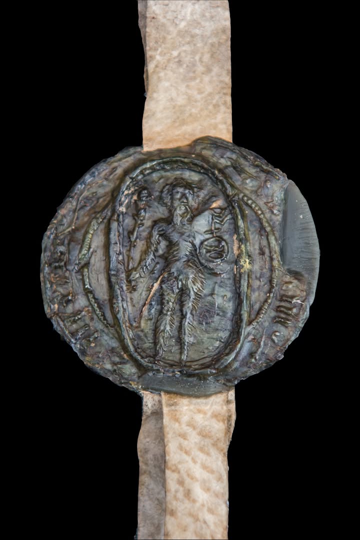 📜 𝐃𝐞𝐫𝐧𝐢𝐞̀𝐫𝐞 𝐜𝐨𝐧𝐟𝐞́𝐫𝐞𝐧𝐜𝐞 𝐝𝐞 𝐥’𝐚𝐧𝐧𝐞́𝐞 – 𝐚̀ 𝐧𝐞 𝐩𝐚𝐬 𝐦𝐚𝐧𝐪𝐮𝐞𝐫 ! 📜
🔔 Le jeudi 18 décembre à 18h, le service commun des Archives vous donne rendez-vous à la Médiathèque Simone Veil – Valenciennes pour une conférence passionnante qui vous fera voyager au cœur du Moyen Âge.

👉𝑆𝑐𝑒𝑎𝑢𝑥 𝑒𝑡 𝑢𝑠𝑎𝑔𝑒𝑠 𝑑𝑒 𝑠𝑐𝑒𝑎𝑢𝑥. 𝐿𝑎 𝑐𝑜𝑙𝑙𝑒𝑐𝑡𝑖𝑜𝑛 𝑠𝑖𝑔𝑖𝑙𝑙𝑜𝑔𝑟𝑎𝑝ℎ𝑖𝑞𝑢𝑒 𝑑𝑒𝑠 𝐴𝑟𝑐ℎ𝑖𝑣𝑒𝑠 𝑑𝑒 𝑉𝑎𝑙𝑒𝑛𝑐𝑖𝑒𝑛𝑛𝑒𝑠
🎙️ Guillaume Broekaert, archiviste

✨ Lors de cette conférence, découvrez quelques-uns des plus remarquables sceaux conservés aux Archives municipales, issus de l’une des collections les plus riches de la région. Une occasion unique de plonger dans l’histoire autrement, à travers des objets rares et chargés de sens.

👉 𝑪𝒖𝒓𝒊𝒆𝒖𝒙 𝒅’𝒉𝒊𝒔𝒕𝒐𝒊𝒓𝒆, 𝒑𝒂𝒔𝒔𝒊𝒐𝒏𝒏𝒆́𝒔 𝒅𝒆 𝒑𝒂𝒕𝒓𝒊𝒎𝒐𝒊𝒏𝒆 𝒐𝒖 𝒔𝒊𝒎𝒑𝒍𝒆𝒔 𝒂𝒎𝒂𝒕𝒆𝒖𝒓𝒔 𝒅𝒆 𝒃𝒆𝒍𝒍𝒆𝒔 𝒅𝒆́𝒄𝒐𝒖𝒗𝒆𝒓𝒕𝒆𝒔 : 𝒄𝒆𝒕𝒕𝒆 𝒄𝒐𝒏𝒇𝒆́𝒓𝒆𝒏𝒄𝒆 𝒆𝒔𝒕 𝒇𝒂𝒊𝒕𝒆 𝒑𝒐𝒖𝒓 𝒗𝒐𝒖𝒔 !