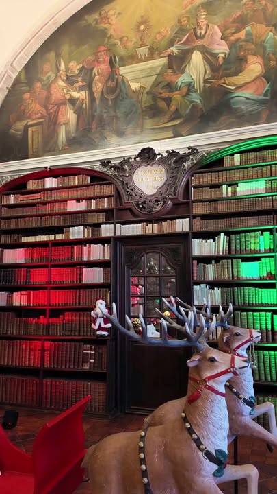 🎄 𝐍𝐨𝐞̈𝐥 𝐞𝐧 𝐉𝐞́𝐬𝐮𝐢𝐭𝐞𝐬 : 𝐮𝐧𝐞 𝐩𝐚𝐫𝐞𝐧𝐭𝐡𝐞̀𝐬𝐞 𝐞𝐧𝐜𝐡𝐚𝐧𝐭𝐞́𝐞 𝐚̀ 𝐥𝐚 Médiathèque Simone Veil – Valenciennes  ! 📚✨
La médiathèque vous invite à redécouvrir un lieu emblématique du patrimoine valenciennois : 𝒍𝒂 𝒃𝒊𝒃𝒍𝒊𝒐𝒕𝒉𝒆̀𝒒𝒖𝒆 𝒅𝒆𝒔 𝑱𝒆́𝒔𝒖𝒊𝒕𝒆𝒔.

𝐉𝐮𝐬𝐪𝐮’𝐚𝐮 𝟐𝟎 𝐝𝐞́𝐜𝐞𝐦𝐛𝐫𝐞, ce lieu exceptionnel se pare de ses plus belles couleurs de Noël pour offrir un décor féérique… l’endroit idéal pour prendre des photos inoubliables en famille ou entre amis ! 📸🎁

𝐌𝐚𝐢𝐬 𝐜𝐞 𝐧’𝐞𝐬𝐭 𝐩𝐚𝐬 𝐭𝐨𝐮𝐭…
Une sélection rare de documents patrimoniaux, datés du Moyen Âge au XXe siècle, sera exceptionnellement sortie des réserves. Manuscrits, ouvrages anciens et trésors hivernaux seront exposés au public, pour un voyage à travers les siècles sur le thème de l’hiver et de Noël. ❄️📜

𝑵𝒆 𝒎𝒂𝒏𝒒𝒖𝒆𝒛 𝒑𝒂𝒔 𝒄𝒆𝒕𝒕𝒆 𝒐𝒑𝒆́𝒓𝒂𝒕𝒊𝒐𝒏 𝒆𝒙𝒄𝒆𝒑𝒕𝒊𝒐𝒏𝒏𝒆𝒍𝒍𝒆 “𝑵𝒐𝒆̈𝒍 𝒆𝒏 𝑱𝒆́𝒔𝒖𝒊𝒕𝒆𝒔”