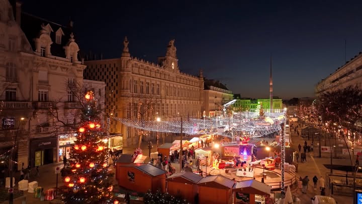 🌙✨ 𝐋𝐞 𝐦𝐚𝐫𝐜𝐡𝐞́ 𝐝𝐞 𝐍𝐨𝐞̈𝐥 𝐩𝐚𝐬𝐬𝐞 𝐞𝐧 𝐦𝐨𝐝𝐞 𝐍𝐎𝐂𝐓𝐔𝐑𝐍𝐄 ! ✨🎄
🎅 Rendez-vous samedi 20 décembre pour une soirée magique sur le marché de Noël, exceptionnellement ouvert jusqu’à minuit !

Flânez sous les illuminations, profitez de l’ambiance festive, dégustez de savoureuses gourmandises, trouvez vos derniers cadeaux de Noël et partagez un moment convivial en famille ou entre amis. 🎁☕✨

🎶 Lumières, musique et esprit de fête seront au rendez-vous pour faire durer la magie de Noël jusque tard dans la nuit…

👉 Ne manquez pas cette nocturne exceptionnelle !

ℹ 𝐓𝐨𝐮𝐭𝐞𝐬 𝐥𝐞𝐬 𝐢𝐧𝐟𝐨𝐬 :
🔹 𝐬𝐮𝐫 𝐥𝐞 𝐬𝐢𝐭𝐞 𝐝𝐞 𝐥𝐚 𝐯𝐢𝐥𝐥𝐞 : https://www.valenciennes.fr/agenda/mon-noel-a-valenciennes/
🔹 𝐬𝐮𝐫 𝐥&rsquo;𝐞́𝐯𝐞́𝐧𝐞𝐦𝐞𝐧𝐭 : https://fb.me/e/5q1uN5nqf