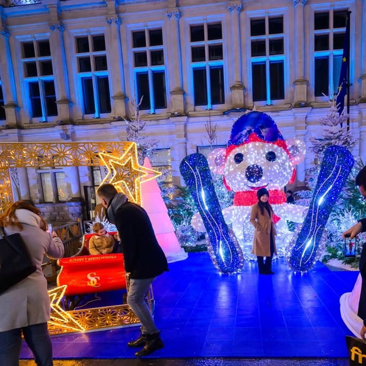 [✨𝐌𝐨𝐧 𝐍𝐨𝐞̈𝐥 𝐚̀ 𝐕𝐚𝐥𝐞𝐧𝐜𝐢𝐞𝐧𝐧𝐞𝐬 🎅✨] Retour en images sur votre 1er week-end à Valenciennes !
Merci à toutes et à tous d’avoir partagé ces premiers instants magiques : les lumières, le village de Noël, les sourires, et cette ambiance chaleureuse ✨

👉 Restez connectés… d’autres moments féeriques arrivent très vite ! 🎁✨

#valenciennes #noelvalenciennes #valenciennesmaville #noel  #marchedenoel #illuminations