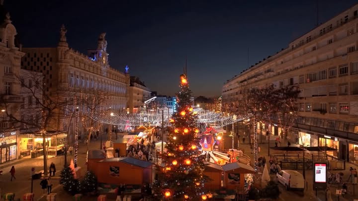 🎄✨ 𝐋𝐚 𝐦𝐚𝐠𝐢𝐞 𝐝𝐮 𝐌𝐚𝐫𝐜𝐡𝐞́ 𝐝𝐞 𝐍𝐨𝐞̈𝐥 𝐚̀ 𝐕𝐚𝐥𝐞𝐧𝐜𝐢𝐞𝐧𝐧𝐞𝐬 ! ✨🎄
Vous avez jusqu’au 24 décembre pour profiter des gourmandises et des animations, place d’Armes et square Crasseau 🎅✨

🕒 𝐇𝐨𝐫𝐚𝐢𝐫𝐞𝐬 𝐝’𝐨𝐮𝐯𝐞𝐫𝐭𝐮𝐫𝐞 :
✨  Du dimanche au jeudi : 11h à 20h
✨  Les vendredis et samedis : 11h à 21h30
✨  𝐍𝐨𝐜𝐭𝐮𝐫𝐧𝐞 𝐞𝐱𝐜𝐞𝐩𝐭𝐢𝐨𝐧𝐧𝐞𝐥𝐥𝐞 𝐥𝐞 𝟐𝟎 𝐝𝐞́𝐜𝐞𝐦𝐛𝐫𝐞 𝐣𝐮𝐬𝐪𝐮’𝐚̀ 𝐦𝐢𝐧𝐮𝐢𝐭 !
✨  Le 24 décembre : 11h à 19h

ℹ 𝐓𝐨𝐮𝐭𝐞𝐬 𝐥𝐞𝐬 𝐢𝐧𝐟𝐨𝐬 :
🔹 𝐬𝐮𝐫 𝐥𝐞 𝐬𝐢𝐭𝐞 𝐝𝐞 𝐥𝐚 𝐯𝐢𝐥𝐥𝐞 : https://www.valenciennes.fr/agenda/mon-noel-a-valenciennes/
🔹 𝐬𝐮𝐫 𝐥’𝐞́𝐯𝐞́𝐧𝐞𝐦𝐞𝐧𝐭 : https://fb.me/e/5q1uN5nqf