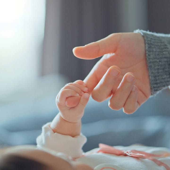 👶🍼 𝗟𝗲𝘀 𝗯𝗲́𝗯𝗲́𝘀 𝗱𝗲 𝟮𝟬𝟮𝟱 𝗮̀ 𝗩𝗮𝗹𝗲𝗻𝗰𝗶𝗲𝗻𝗻𝗲𝘀 : 𝘂𝗻 𝗱𝗲́𝗯𝘂𝘁 𝗱&rsquo;𝗮𝗻𝗻𝗲́𝗲 𝗽𝗿𝗼𝗺𝗲𝘁𝘁𝗲𝘂𝗿 ! 🍼👶
Après vous avoir présenté les premiers bébés nés cette année, faisons un zoom sur les prénoms les plus populaires à Valenciennes !

🍼 En 2025, 3379 naissances ont été enregistrées à Valenciennes, dont :
👉1734 petits garçons
👉1645 petites filles

𝙇𝙚𝙨 𝙥𝙧𝙚́𝙣𝙤𝙢𝙨 𝙚𝙣 𝙫𝙤𝙜𝙪𝙚 𝙘𝙚𝙩𝙩𝙚 𝙖𝙣𝙣𝙚́𝙚 ? Léo et Alice occupent les premières places du classement, suivis de près par Sacha, Emma, Gabriel, Marceau et Esmée.