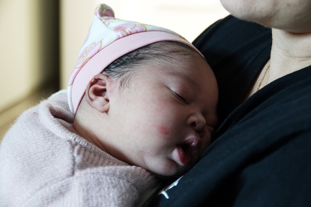 👶✨ 𝐋𝐞𝐬 𝐩𝐫𝐞𝐦𝐢𝐞𝐫𝐬 𝐛𝐞́𝐛𝐞́𝐬 𝐝𝐞 𝐥’𝐚𝐧𝐧𝐞́𝐞 𝐬𝐨𝐧𝐭 𝐧𝐞́𝐬 ! ✨👶
En ce début d’année, la maternité Monaco du Centre Hospitalier de Valenciennes a eu le bonheur d’accueillir ses premières naissances 💖

🎀 Yara-Zaïna, née à 8h37, pesant 3,2 kg
🎀 Malya, née à 11h20, pesant 3,3 kg

𝑭𝒆́𝒍𝒊𝒄𝒊𝒕𝒂𝒕𝒊𝒐𝒏𝒔 𝒂𝒖𝒙 𝒇𝒂𝒎𝒊𝒍𝒍𝒆𝒔 𝒆𝒕 𝒃𝒊𝒆𝒏𝒗𝒆𝒏𝒖𝒆 𝒂̀ 𝒀𝒂𝒓𝒂-𝒁𝒂𝒊̈𝒏𝒂 𝒆𝒕 𝑴𝒂𝒍𝒚𝒂 !