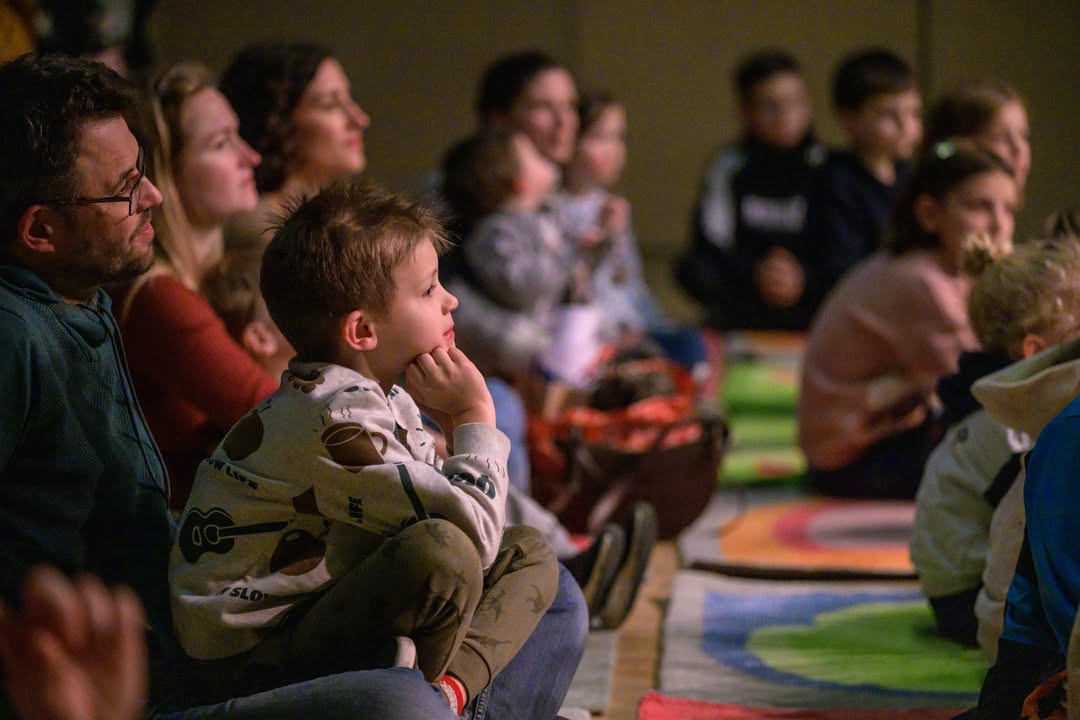 📚✨ 𝐋𝐞𝐬 𝐍𝐮𝐢𝐭𝐬 𝐝𝐞 𝐥𝐚 𝐋𝐞𝐜𝐭𝐮𝐫𝐞 𝐚̀ 𝐕𝐚𝐥𝐞𝐧𝐜𝐢𝐞𝐧𝐧𝐞𝐬 ✨📚
𝐕𝐨𝐭𝐫𝐞 𝐫𝐞𝐧𝐝𝐞𝐳-𝐯𝐨𝐮𝐬 𝐝𝐮 𝐦𝐨𝐢𝐬 𝐝𝐞 𝐣𝐚𝐧𝐯𝐢𝐞𝐫 : La Médiathèque Simone Veil – Valenciennes et le Centre Culturel L&rsquo;Odyssée Valenciennes vous invitent à célébrer le plaisir de lire sous toutes ses formes à l’occasion des #Nuitsdelalecture !
Petits et grands, curieux, rêveurs ou joueurs… il y en aura pour tout le monde 📖

𝐕𝐞𝐧𝐝𝐫𝐞𝐝𝐢 𝟐𝟑 𝐣𝐚𝐧𝐯𝐢𝐞𝐫 – 𝐂𝐞𝐧𝐭𝐫𝐞 𝐜𝐮𝐥𝐭𝐮𝐫𝐞𝐥 𝐋’𝐎𝐝𝐲𝐬𝐬𝐞́𝐞
🔸 17h-18h – Tatouages éphémères inspirés des collections patrimoniales (accès libre)
🔸 18h – Lecture des aventures de Tobie Lolness (à partir de 5 ans)  (sur inscription)

𝐒𝐚𝐦𝐞𝐝𝐢 𝟐𝟒 𝐣𝐚𝐧𝐯𝐢𝐞𝐫 – 𝐌𝐞́𝐝𝐢𝐚𝐭𝐡𝐞̀𝐪𝐮𝐞 𝐒𝐢𝐦𝐨𝐧𝐞 𝐕𝐞𝐢𝐥
🔹 10h30 – Heure du conte (2-4 ans + parents) 📘 (sur inscription)
🔹 15h – Play et Relax 🎮 (sur inscription)
🔹 15h – Initiation au jeu de rôle (10-15 ans)  (sur inscription)
🔹 16h-17h – Quiz participatif autour de photos anciennes de Valenciennes 📸 (accès libre)
🔹 17h30 et 18h30 – Visites des archives à la lampe de poche 🔦 (sur inscription)
🔹 17h30 – Goûter à partager 🍪 (accès libre)
🔹 18h-19h30 – Spectacle de catch-karaoké 🎤 (accès libre)

📌 𝐈𝐧𝐬𝐜𝐫𝐢𝐩𝐭𝐢𝐨𝐧𝐬 𝐞𝐧 𝐥𝐢𝐠𝐧𝐞 𝐩𝐨𝐮𝐫 𝐥𝐞𝐬 𝐚𝐧𝐢𝐦𝐚𝐭𝐢𝐨𝐧𝐬 𝐜𝐨𝐧𝐜𝐞𝐫𝐧𝐞́𝐞𝐬
💬 Venez nombreux partager ces moments de lecture 😉

#NuitsDeLaLecture #MédiathèqueSimoneVeil #centreculturelLodyssee #LecturePourTous #valenciennes #valenciennesmaville