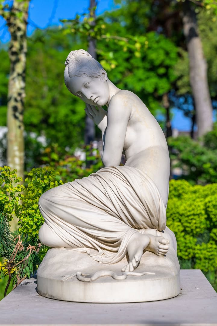 ✨ 𝐍𝐨𝐬 𝐬𝐭𝐚𝐭𝐮𝐞𝐬 𝐟𝐨𝐧𝐭 𝐩𝐞𝐚𝐮 𝐧𝐞𝐮𝐯𝐞 ! ✨
La semaine dernière, nous vous parlions de la restauration de la colonne Dampierre 😉 Aujourd’hui, 𝐜𝐚𝐩 𝐬𝐮𝐫 𝐥𝐞 𝐧𝐞𝐭𝐭𝐨𝐲𝐚𝐠𝐞 𝐝𝐞𝐬 œ𝐮𝐯𝐫𝐞𝐬 𝐝’𝐚𝐫𝐭 présentes dans l’espace public !

𝐂𝐞 𝐭𝐫𝐚𝐯𝐚𝐢𝐥 𝐞𝐬𝐬𝐞𝐧𝐭𝐢𝐞𝐥 𝐩𝐞𝐫𝐦𝐞𝐭 𝐝𝐞 :
✔️ protéger les œuvres face au temps, à la pollution et aux intempéries
✔️ mieux apprécier leur valeur artistique et historique
✔️ préserver durablement les matériaux
✔️ embellir nos espaces publics

👉 En 2025, ce sont de nombreuses statues et monuments emblématiques qui ont bénéficié d’une véritable cure de jouvence : 𝑳𝒆 𝑴𝒆𝒔𝒔𝒂𝒈𝒆𝒓, 𝒍𝒂 𝑭𝒐𝒏𝒕𝒂𝒊𝒏𝒆 𝑾𝒂𝒕𝒕𝒆𝒂𝒖, 𝒍’𝑶𝒖𝒓𝒔 𝒃𝒍𝒂𝒏𝒄 (Pompon), le 𝑴𝒐𝒏𝒖𝒎𝒆𝒏𝒕 𝒂̀ 𝒍𝒂 𝑹𝒆𝒏𝒂𝒊𝒔𝒔𝒂𝒏𝒄𝒆 𝒅𝒆 𝑽𝒂𝒍𝒆𝒏𝒄𝒊𝒆𝒏𝒏𝒆𝒔, et bien d’autres encore.

Cette campagne s’inscrit dans un programme pluriannuel, garantissant un entretien régulier et durable de notre patrimoine, au service du cadre de vie et de la transmission aux générations futures.

🔎 𝐑𝐞𝐭𝐫𝐨𝐮𝐯𝐞𝐳 𝐥𝐚 𝐥𝐢𝐬𝐭𝐞 𝐜𝐨𝐦𝐩𝐥𝐞̀𝐭𝐞 𝐝𝐞𝐬 œ𝐮𝐯𝐫𝐞𝐬 𝐜𝐨𝐧𝐜𝐞𝐫𝐧𝐞́𝐞𝐬 𝐞𝐭 𝐭𝐨𝐮𝐭𝐞𝐬 𝐥𝐞𝐬 𝐢𝐧𝐟𝐨𝐫𝐦𝐚𝐭𝐢𝐨𝐧𝐬 𝐬𝐮𝐫 𝐧𝐨𝐭𝐫𝐞 𝐬𝐢𝐭𝐞 𝐢𝐧𝐭𝐞𝐫𝐧𝐞𝐭 👉 https://www.valenciennes.fr/valenciennes-valorise-et-preserve-son-patrimoine/