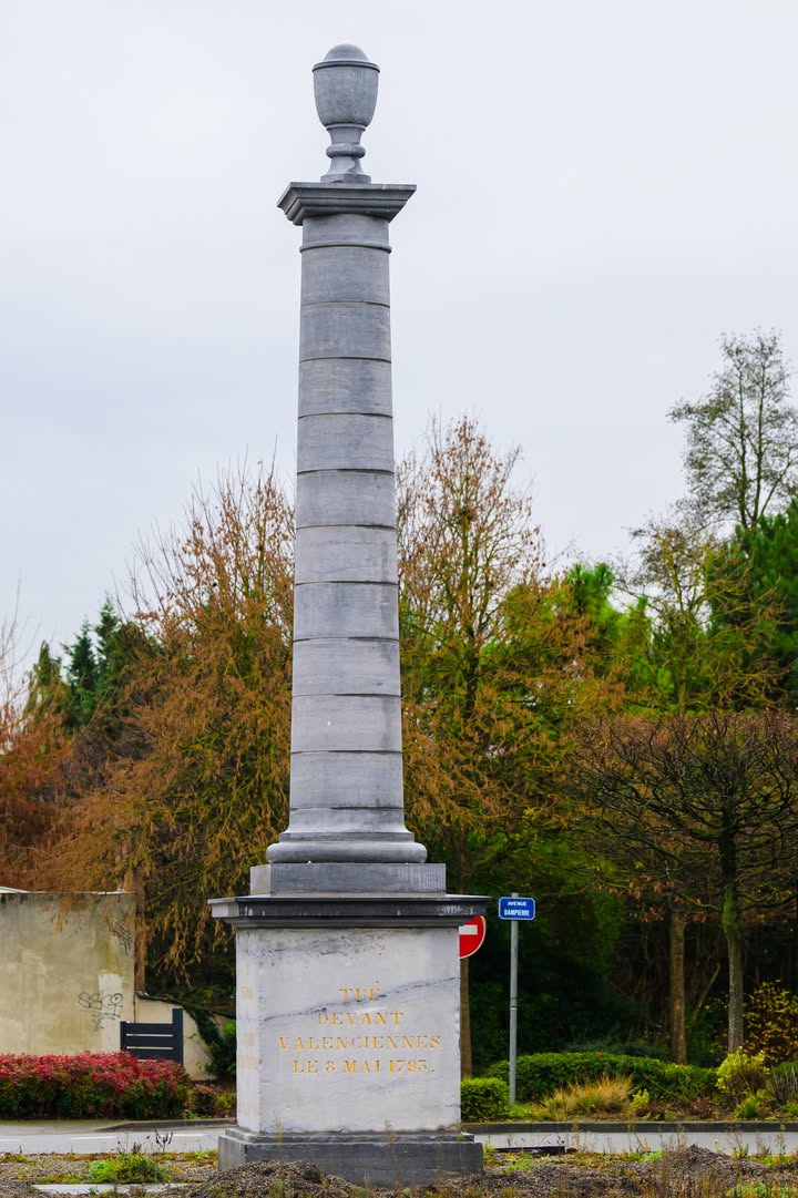 🏛 𝐋𝐚 𝐜𝐨𝐥𝐨𝐧𝐧𝐞 𝐃𝐚𝐦𝐩𝐢𝐞𝐫𝐫𝐞 𝐫𝐞𝐬𝐭𝐚𝐮𝐫𝐞́𝐞 🏛
La Ville de Valenciennes a achevé la restauration de la colonne Dampierre, monument emblématique de notre patrimoine. Réalisés entre août et décembre 2025 pour un montant de 250 000 €, ces travaux ont permis de restaurer le socle, le lettrage et les pierres de la colonne, dans le respect de son authenticité.

👉 Une réflexion sur la mise en lumière du monument est engagée, accompagnée d’un réaménagement paysager du giratoire prévu début 2026.

𝑼𝒏 𝒆𝒏𝒈𝒂𝒈𝒆𝒎𝒆𝒏𝒕 𝒇𝒐𝒓𝒕 𝒑𝒐𝒖𝒓 𝒑𝒓𝒆́𝒔𝒆𝒓𝒗𝒆𝒓 𝒆𝒕 𝒕𝒓𝒂𝒏𝒔𝒎𝒆𝒕𝒕𝒓𝒆 𝒍’𝒉𝒊𝒔𝒕𝒐𝒊𝒓𝒆 𝒅𝒆 𝑽𝒂𝒍𝒆𝒏𝒄𝒊𝒆𝒏𝒏𝒆𝒔 𝒂𝒖𝒙 𝒈𝒆́𝒏𝒆́𝒓𝒂𝒕𝒊𝒐𝒏𝒔 𝒇𝒖𝒕𝒖𝒓𝒆𝒔.