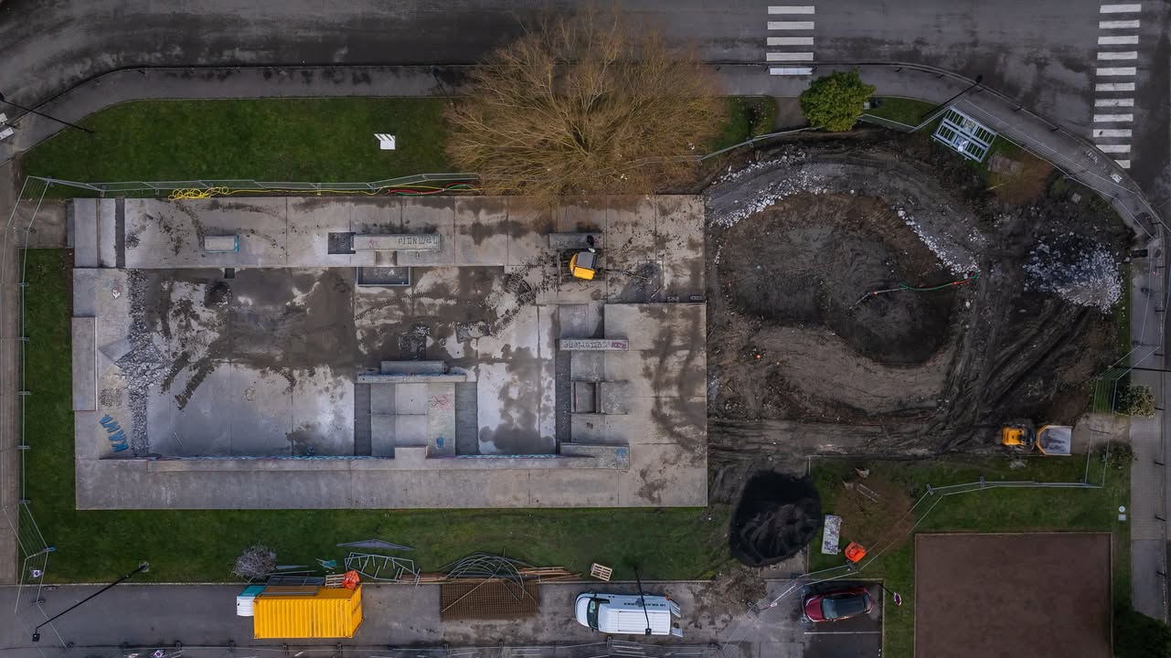 [🛹 INFO 🛹] 𝐔𝐧 𝐬𝐤𝐚𝐭𝐞 𝐩𝐚𝐫𝐤 𝐫𝐞𝐩𝐞𝐧𝐬𝐞́ 𝐩𝐨𝐮𝐫 𝐭𝐨𝐮𝐬 𝐥𝐞𝐬 𝐫𝐢𝐝𝐞𝐫𝐬 🤙
Les engins sont à l’œuvre et le projet prend forme : 𝙡𝙚 𝙨𝙠𝙖𝙩𝙚 𝙥𝙖𝙧𝙠 𝙛𝙖𝙞𝙩 𝙥𝙚𝙖𝙪 𝙣𝙚𝙪𝙫𝙚 !
Pendant plusieurs mois, le site va être transformé pour offrir un espace totalement repensé, à la fois ➕ moderne, ➕ fluide et ➕ agréable à rider 🛹🤙

𝐀𝐮 𝐩𝐫𝐨𝐠𝐫𝐚𝐦𝐦𝐞 :
➡️ réaménagement complet des modules existants
➡️ agrandissement du site
➡️ création d’un bowl, aux lignes arrondies, pensé pour varier les sensations et les styles 

Le skate park est en pleine transformation, avec un projet conçu par Antidote Skateparks et une réalisation assurée par #IOskateparks

🛹🤙RIV Ride In Valenciennes Association. 🛹🤙

📸 𝑹𝒆𝒔𝒕𝒆𝒛 𝒄𝒐𝒏𝒏𝒆𝒄𝒕𝒆́𝒔 : 𝒍𝒆𝒔 𝒑𝒉𝒐𝒕𝒐𝒔 𝒅𝒖 𝒄𝒉𝒂𝒏𝒕𝒊𝒆𝒓 𝒗𝒐𝒖𝒔 𝒑𝒆𝒓𝒎𝒆𝒕𝒕𝒓𝒐𝒏𝒕 𝒅𝒆 𝒔𝒖𝒊𝒗𝒓𝒆 𝒍’𝒆́𝒗𝒐𝒍𝒖𝒕𝒊𝒐𝒏 𝒅𝒖 𝒔𝒌𝒂𝒕𝒆 𝒑𝒂𝒓𝒌 𝒑𝒂𝒔 𝒂̀ 𝒑𝒂𝒔 ! 👇