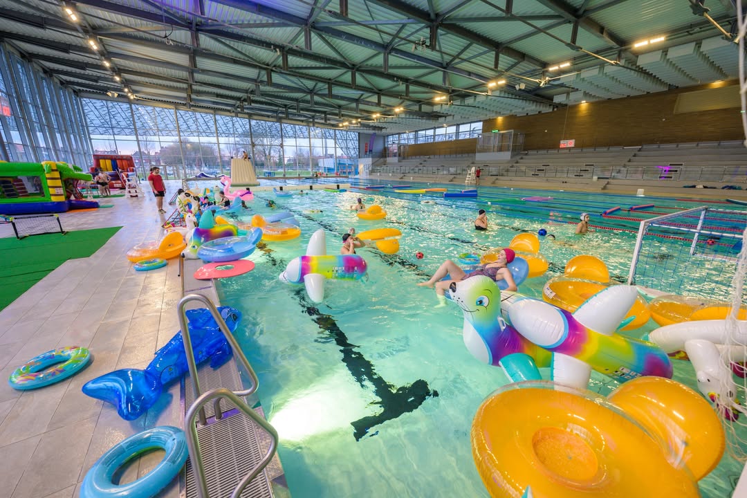 🎉💦 Le Centre aquatique Nungesser fête ses 6 ans ! 💦🎉
6 𝒂𝒏𝒔, 𝒄̧𝒂 𝒔𝒆 𝒇𝒆̂𝒕𝒆… 𝒆𝒕 𝒑𝒐𝒖𝒓 𝒍’𝒐𝒄𝒄𝒂𝒔𝒊𝒐𝒏, 𝒗𝒐𝒖𝒔 𝒆̂𝒕𝒆𝒔 𝒈𝒂̂𝒕𝒆́𝒔 !

📅 𝐑𝐞𝐧𝐝𝐞𝐳-𝐯𝐨𝐮𝐬 𝐦𝐞𝐫𝐜𝐫𝐞𝐝𝐢 𝟏𝟖 𝐟𝐞́𝐯𝐫𝐢𝐞𝐫, 𝐝𝐞 𝟏𝟎𝐡 𝐚̀ 𝟏𝟕𝐡𝟑𝟎, pour une journée fun, festive et colorée.

🎧🎈 𝐌𝐞𝐫𝐜𝐫𝐞𝐝𝐢, 𝐜’𝐞𝐬𝐭 𝐏𝐎𝐎𝐋 𝐏𝐀𝐑𝐓𝐘 !
𝐀𝐮 𝐩𝐫𝐨𝐠𝐫𝐚𝐦𝐦𝐞 👉 𝑀𝑢𝑠𝑖𝑞𝑢𝑒 𝑒𝑡 𝑎𝑚𝑏𝑖𝑎𝑛𝑐𝑒 𝑓𝑒𝑠𝑡𝑖𝑣𝑒, 🛟 𝐵𝑜𝑢𝑒́𝑒𝑠 𝑔𝑒́𝑎𝑛𝑡𝑒𝑠, 𝑠𝑛𝑎𝑐𝑘 𝑠𝑢𝑟 𝑝𝑙𝑎𝑐𝑒
👶 Espace à faible profondeur spécialement prévu pour les plus petits

𝐄𝐭 𝐜𝐞 𝐧’𝐞𝐬𝐭 𝐩𝐚𝐬 𝐟𝐢𝐧𝐢 !
👉 Pendant les vacances, des tas d’animations vous attendent,  𝐥𝐞 𝐩𝐫𝐨𝐠𝐫𝐚𝐦𝐦𝐞 : 👇

#CentreAquatique #vacances #vacancesenfamille #fun #centreaquatiquenungesser #valenciennesmaville Fédération des Boutiques de Valenciennes Valenciennes Tourisme & Congrès