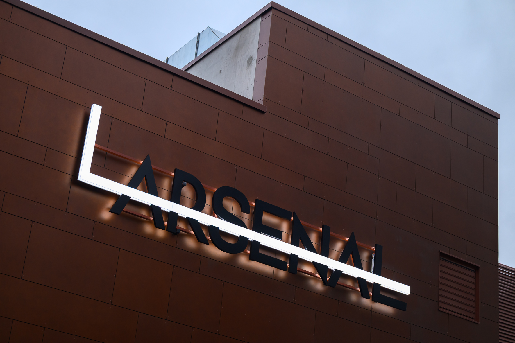 🎬✨ Le Cinéma de l’Arsenal ouvre aujourd&rsquo;hui ! ✨🎬

Ce complexe moderne et tout confort marque le grand retour du cinéma en plein cœur de Valenciennes ❤️

👉 900 places, des salles de différentes tailles,
👉 Les dernières sorties, des films classiques, du cinéma d’auteur, des séances en VOST,
👉 Une expérience pensée pour tous les amoureux du 7ᵉ art.

🍿 Et surtout, n’oubliez pas le pop-corn 😋
@l_arsenal_cinema 

#CinémaDeLArsenal #Valenciennes #Cinéma #Ouverture #SortieCinéma #Culture #Popcorn