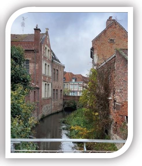 ❄️☕ 𝐄𝐧𝐯𝐢𝐞 𝐝𝐞 𝐫𝐚𝐥𝐞𝐧𝐭𝐢𝐫 𝐩𝐞𝐧𝐝𝐚𝐧𝐭 𝐥𝐞𝐬 𝐯𝐚𝐜𝐚𝐧𝐜𝐞𝐬 𝐝𝐞 𝐟𝐞́𝐯𝐫𝐢𝐞𝐫 ? ☕❄️

Valenciennes Tourisme & Congrès vous propose une balade bien-être inédite :
👉 « 𝑸𝒖𝒂𝒏𝒅 𝑽𝒂𝒍𝒆𝒏𝒄𝒊𝒆𝒏𝒏𝒆𝒔 𝒔𝒆 𝒔𝒂𝒗𝒐𝒖𝒓𝒆 𝒆𝒏 𝒉𝒊𝒗𝒆𝒓… »

📅 𝐒𝐚𝐦𝐞𝐝𝐢 𝟐𝟖 𝐟𝐞́𝐯𝐫𝐢𝐞𝐫
🕒 𝐃𝐞 𝟏𝟓𝐡 𝐚̀ 𝟏𝟔𝐡

Accompagné d’un guide passionné, partez à la découverte (ou redécouverte) de Valenciennes à travers des lieux emblématiques ou méconnus, ponctués d’anecdotes et de petites histoires qui font le charme de la ville.

✨ Pour prolonger ce moment tout en douceur, la balade se termine par une pause gourmande autour d’un chocolat chaud (ou café/thé) au kiosque derrière le musée  
Au Tour du Chocolat – Christophe Tahier. 
𝑼𝒏𝒆 𝒃𝒆𝒍𝒍𝒆 𝒇𝒂𝒄̧𝒐𝒏 𝒅𝒆 𝒈𝒐𝒖̂𝒕𝒆𝒓 𝒂̀ 𝒍𝒂 𝑫𝒐𝒍𝒄𝒆 𝑽𝒊𝒕𝒂 𝒗𝒂𝒍𝒆𝒏𝒄𝒊𝒆𝒏𝒏𝒐𝒊𝒔𝒆 💛

📍 Rendez-vous à l’Office de Tourisme – Mont de Piété
⏱️ Durée : 1h45
☕ 1 boisson incluse par personne

🎟️ 𝐑𝐞́𝐬𝐞𝐫𝐯𝐚𝐭𝐢𝐨𝐧 𝐜𝐨𝐧𝐬𝐞𝐢𝐥𝐥𝐞́𝐞 : 👉 www.tourismevalenciennes.fr

(ou achat sur place, dans la limite des places disponibles)

Un joli moment à partager… ou à s’offrir ❄️✨
#Valenciennes #BaladeBienÊtre #VacancesDHiver #TourismeLocal #ValenciennesMaVille