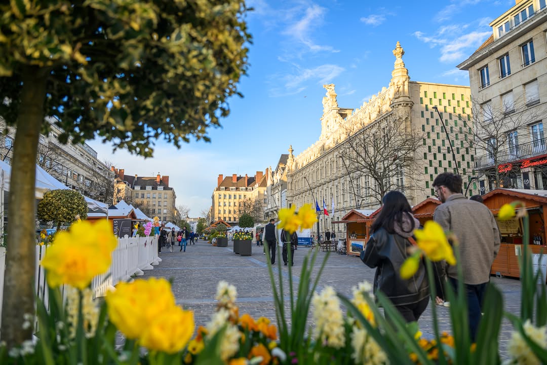 ✨ 𝐑𝐞𝐭𝐨𝐮𝐫 𝐞𝐧 𝐢𝐦𝐚𝐠𝐞𝐬 📸
Ce week-end, la place d’Armes de Valenciennes a vibré au rythme du Marché des Saveurs ! 🍓🧀🥖
Entre découvertes gourmandes, rencontres avec des producteurs passionnés et ambiance conviviale, vous avez été nombreux à partager ces beaux moments.

Nous vous invitons à revivre cette belle édition à travers notre album photos 📷👇

👉 N’hésitez pas à vous taguer et à partager vos souvenirs en commentaires !

𝑨̀ 𝒕𝒓𝒆̀𝒔 𝒃𝒊𝒆𝒏𝒕𝒐̂𝒕 𝒑𝒐𝒖𝒓 𝒅𝒆 𝒏𝒐𝒖𝒗𝒆𝒂𝒖𝒙 𝒓𝒆𝒏𝒅𝒆𝒛-𝒗𝒐𝒖𝒔 𝒈𝒐𝒖𝒓𝒎𝒂𝒏𝒅😋