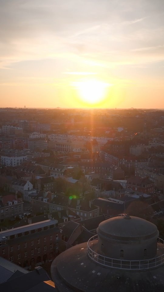 Le beau temps nous appelle ! 😎….on profite, on flâne, on prend le temps 🌿💛 et Valenciennes se réveille au soleil 🌷

#profiterdumoment #soleil #villevivante #flânerie #bonheursimple