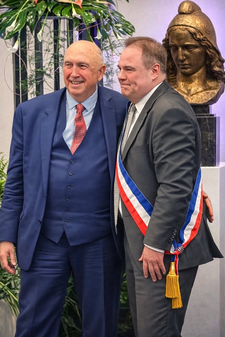 🏛️ 🇫🇷Le Conseil municipal de Valenciennes est installé

Aujourd’hui, s’est tenu le conseil d’installation de la #municipalité de Valenciennes

Ce premier conseil marque l’ouverture d’un nouveau mandat, dans la continuité de l’action menée au service des #habitants.

Les élus sont désormais mobilisés pour poursuivre les projets et interventions de la Ville dans ses domaines de compétence :  

👉 #solidarité et #fraternité 
👉 #éducation  
👉 #sécurité et tranquillité publique  
👉 cadre de vie et espaces publics  
👉 transition #écologique  
👉 développement et #attractivité du territoire  

Une nouvelle étape s’ouvre, au service du quotidien des Valenciennoises et des Valenciennois.

#Valenciennes #citoyenneté #Engagement #démocratie