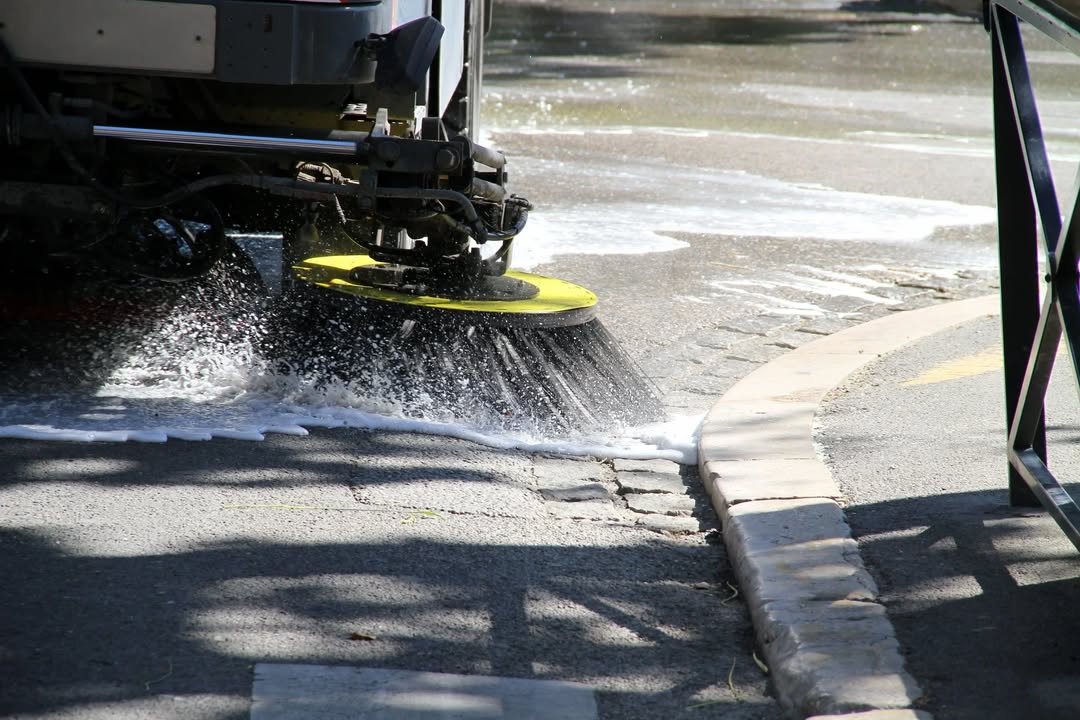 [🚧INFO🚧] Dans le cadre de l’entretien et du nettoyage quotidien de l’espace public, la ville de Valenciennes lance un lavage en profondeur des rues ! Chaque année, 399 rues de la ville bénéficient de ce nettoyage intensif.
💧 𝗖𝗼𝗺𝗺𝗲𝗻𝘁 𝗰̧𝗮 𝗳𝗼𝗻𝗰𝘁𝗶𝗼𝗻𝗻𝗲 ?
Pour un nettoyage optimal, la laveuse doit passer au plus près des trottoirs. Le jour du lavage dans votre quartier, merci de ne pas stationner le long des rues pour permettre une intervention complète et efficace.
📅 𝗟𝗲 𝗻𝗲𝘁𝘁𝗼𝘆𝗮𝗴𝗲 𝗰𝗼𝗺𝗺𝗲𝗻𝗰𝗲 𝗽𝗮𝗿 𝗹𝗲 𝗾𝘂𝗮𝗿𝘁𝗶𝗲𝗿 𝗔𝗰𝗮𝗰𝗶𝗮𝘀, 𝗹𝗲𝘀 𝟏𝟑 𝐞𝐭 𝟏𝟒 𝗮𝘃𝗿𝗶𝗹

ℹ Retrouvez le calendrier complet des passages pour les mois d&rsquo;avril et mai par quartier 👇
https://www.valenciennes.fr/nous-prenons-soin-de-votre-quartier/