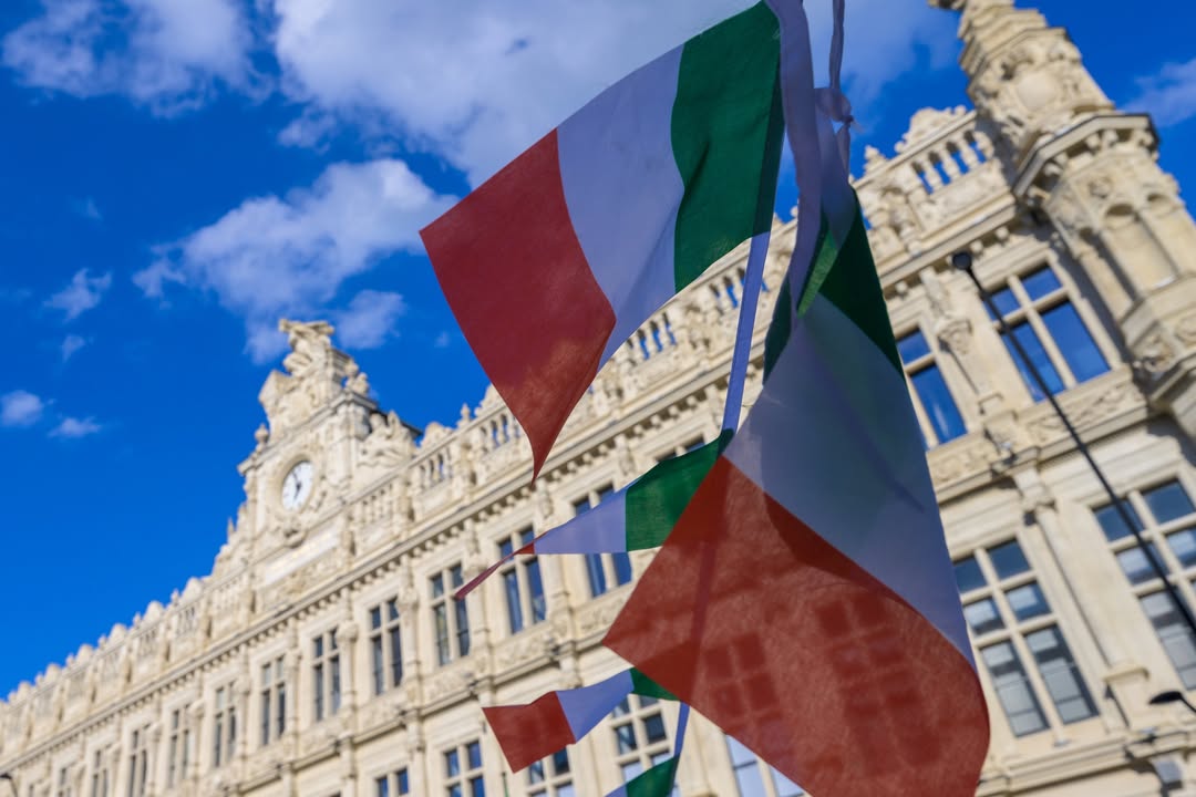 🇮🇹  𝙈𝙖𝙢𝙖𝙢𝙞𝙖, l&rsquo;Italie s&rsquo;invite sur la place d&rsquo;Armes ! 🇮🇹

𝐑𝐞𝐧𝐝𝐞𝐳-𝐯𝐨𝐮𝐬 𝐝𝐮 𝟐𝟐 𝐚𝐮 𝟐𝟓 𝐦𝐚𝐢 𝐬𝐮𝐫 𝐥𝐚 𝐏𝐢𝐚𝐳𝐳𝐚 𝐝’𝐀𝐫𝐦𝐢, venez vivre “Place à l’Italie” :
un événement festif aux saveurs italiennes, entre gourmandise, musique et ambiance chaleureuse !

🇮🇹 𝐀𝐮 𝐩𝐫𝐨𝐠𝐫𝐚𝐦𝐦𝐞 :
✔️ Spécialités italiennes : 𝑝𝑖𝑧𝑧𝑎, 𝑝𝑎𝑠𝑡𝑎, 𝑎𝑟𝑎𝑛𝑐𝑖𝑛𝑖…
✔️ 🍕 Pizzas cuites sur place 🆕
✔️ 🚗 Voitures mythiques, 𝐹𝑖𝑎𝑡 500, 𝐹𝑒𝑟𝑟𝑎𝑟𝑖, 𝐿𝑎𝑚𝑏𝑜𝑟𝑔ℎ𝑖𝑛𝑖…
✔️ 🎶 Musique, danse, opéra
✔️ 💃 spectacle cabaret le samedi soir

🇮🇹  𝑼𝒏 𝒗𝒊𝒂𝒈𝒈𝒊𝒐 𝒊𝒏 𝑰𝒕𝒂𝒍𝒊𝒂… 𝒂 𝒅𝒖𝒆 𝒑𝒂𝒔𝒔𝒊 𝒅𝒂 𝒕𝒆 (Un voyage en Italie… à deux pas de chez toi)

+ 𝐝’𝐢𝐧𝐟𝐨𝐬 : 
🔹𝐋𝐢𝐞𝐧 𝐝𝐞 𝐥&rsquo;𝐞́𝐯𝐞́𝐧𝐞𝐦𝐞𝐧𝐭 : https://fb.me/e/gvdrlAyCB
🔹𝐀𝐠𝐞𝐧𝐝𝐚 : https://www.valenciennes.fr/agenda/place-a-litalie/