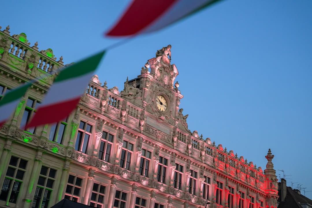 🇮🇹✨ 𝐑𝐞𝐭𝐨𝐮𝐫 𝐞𝐧 𝐢𝐦𝐚𝐠𝐞𝐬 𝐬𝐮𝐫 « 𝐏𝐥𝐚𝐜𝐞 𝐚̀ 𝐥’𝐈𝐭𝐚𝐥𝐢𝐞 » !

Ce week-end, la place d’Armes a pris les couleurs de la 𝐷𝑜𝑙𝑐𝑒 𝑉𝑖𝑡𝑎. Entre saveurs italiennes, artisanat, animations et ambiance conviviale, chacun a pu profiter d’un véritable voyage au cœur de l’Italie sans quitter Valenciennes.

📸 Découvrez ou redécouvrez les meilleurs moments de cet événement festif à travers notre sélection de photos 👇